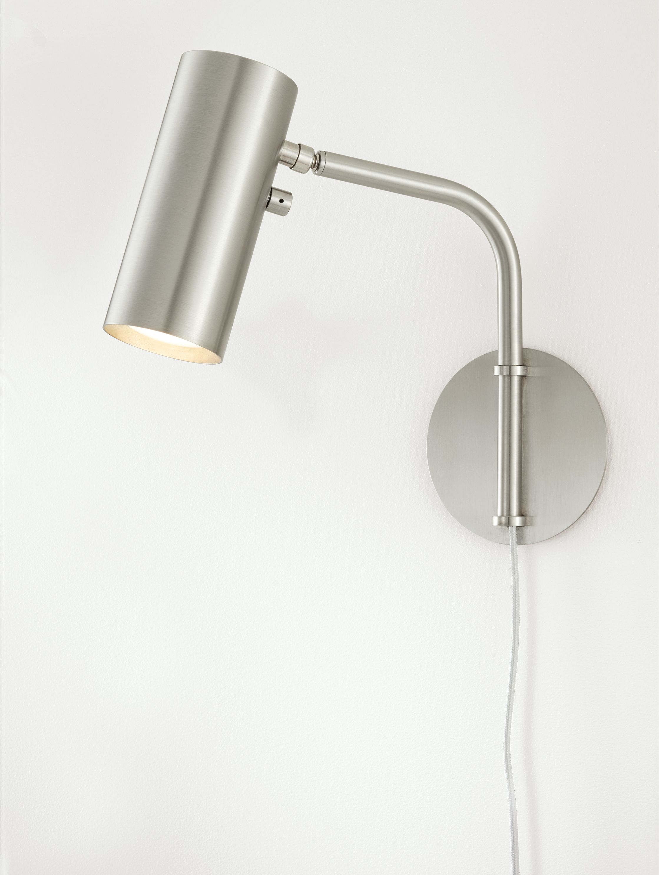 CHRONICLE_WALL_SCONCE