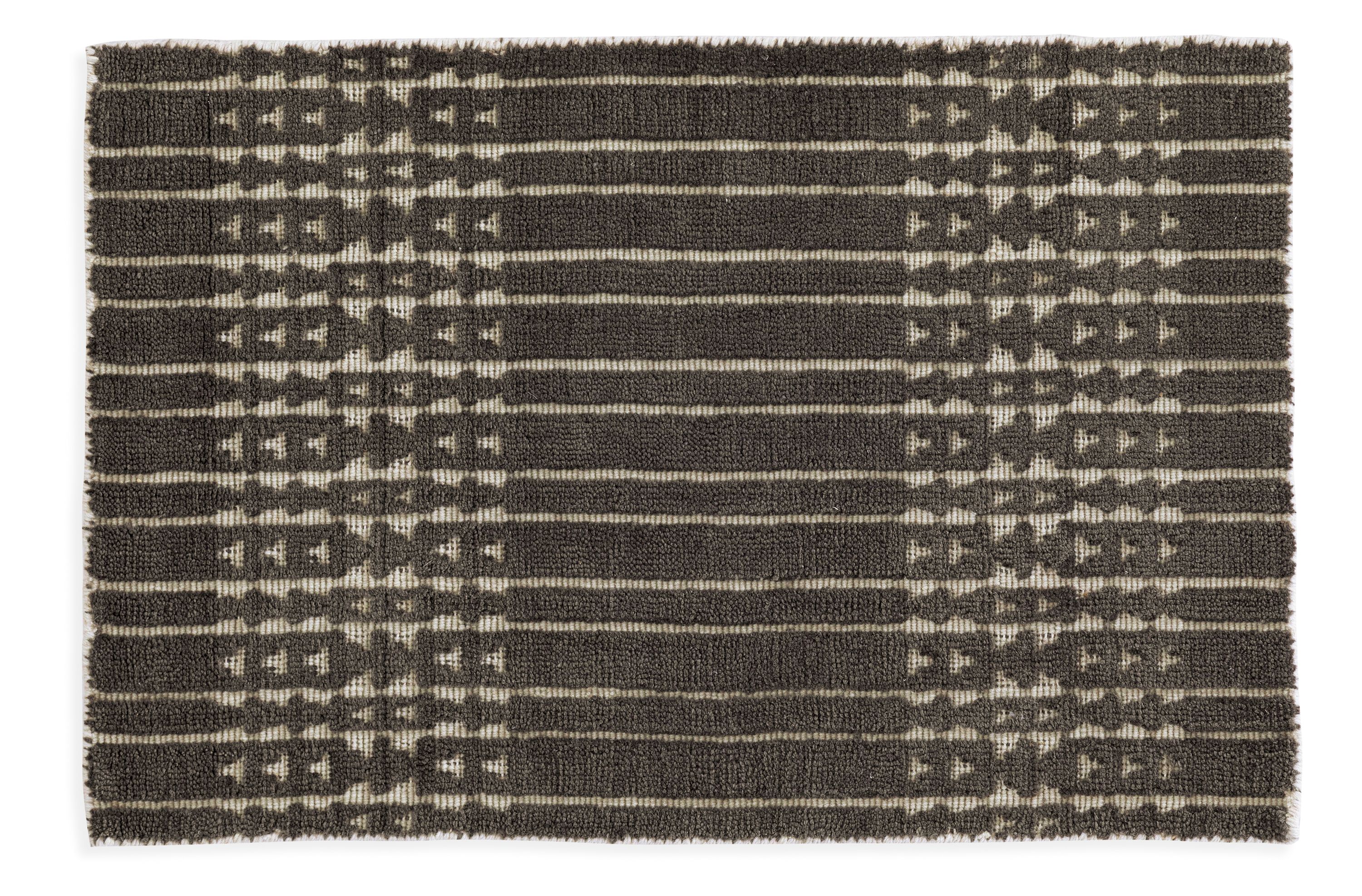Bria 2'x3' Rug in Charcoal