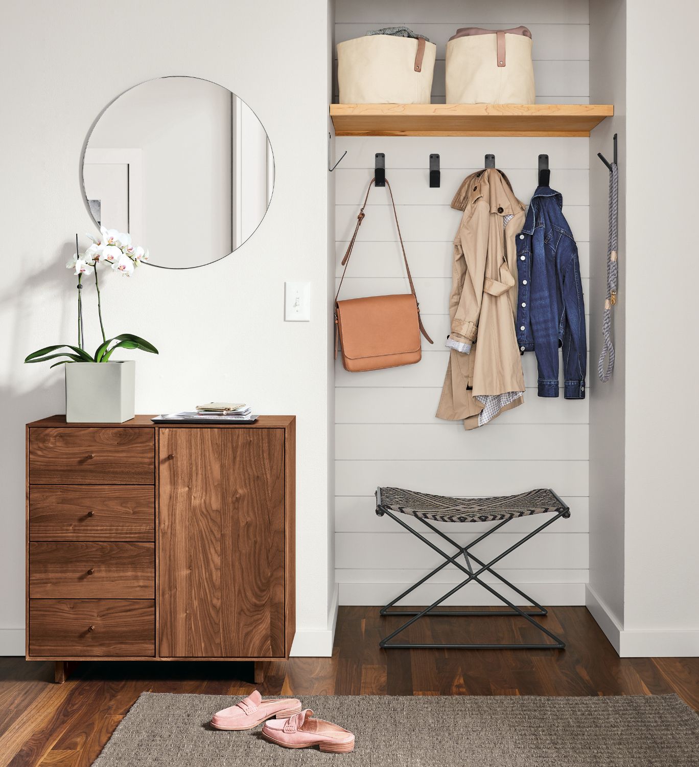 https://rnb.scene7.com/is/image/roomandboard/IA_smEntry_Org_strHudson?size=684,750&scl=1