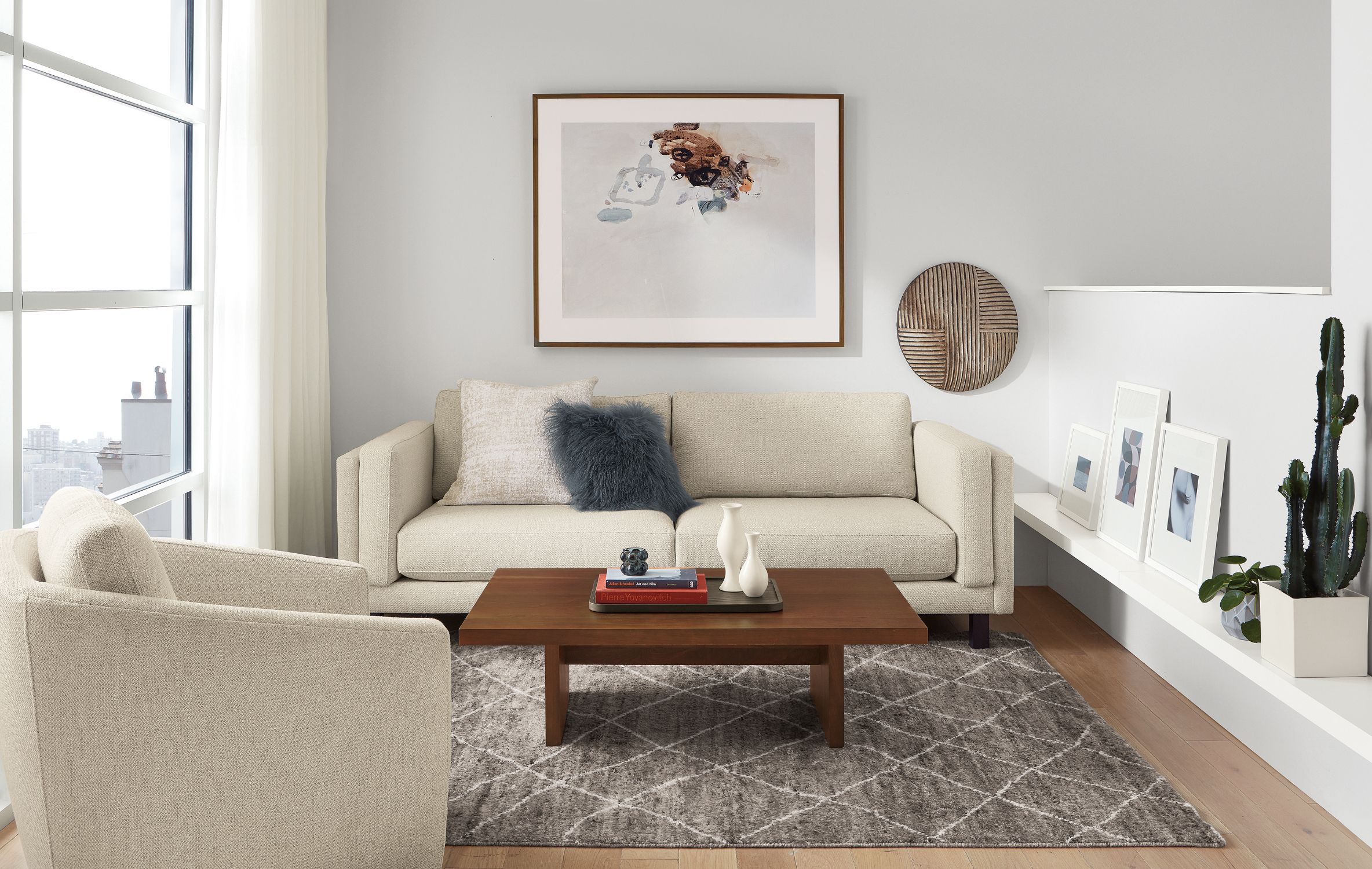 Gợi ý bố trí ghế sofa cho phòng khách nhỏ: Với những gợi ý về bố trí ghế sofa phù hợp cho phòng khách nhỏ, bạn sẽ tìm thấy cách để tối ưu hóa diện tích và tạo không gian sống thoải mái như mong muốn. Bạn có thể tham khảo những thiết kế phòng khách mới nhất và chọn ghế sofa phù hợp or bạn hoặc tận dụng hết mọi không gian để tối ưu hóa không gian trong nhà của bạn.
