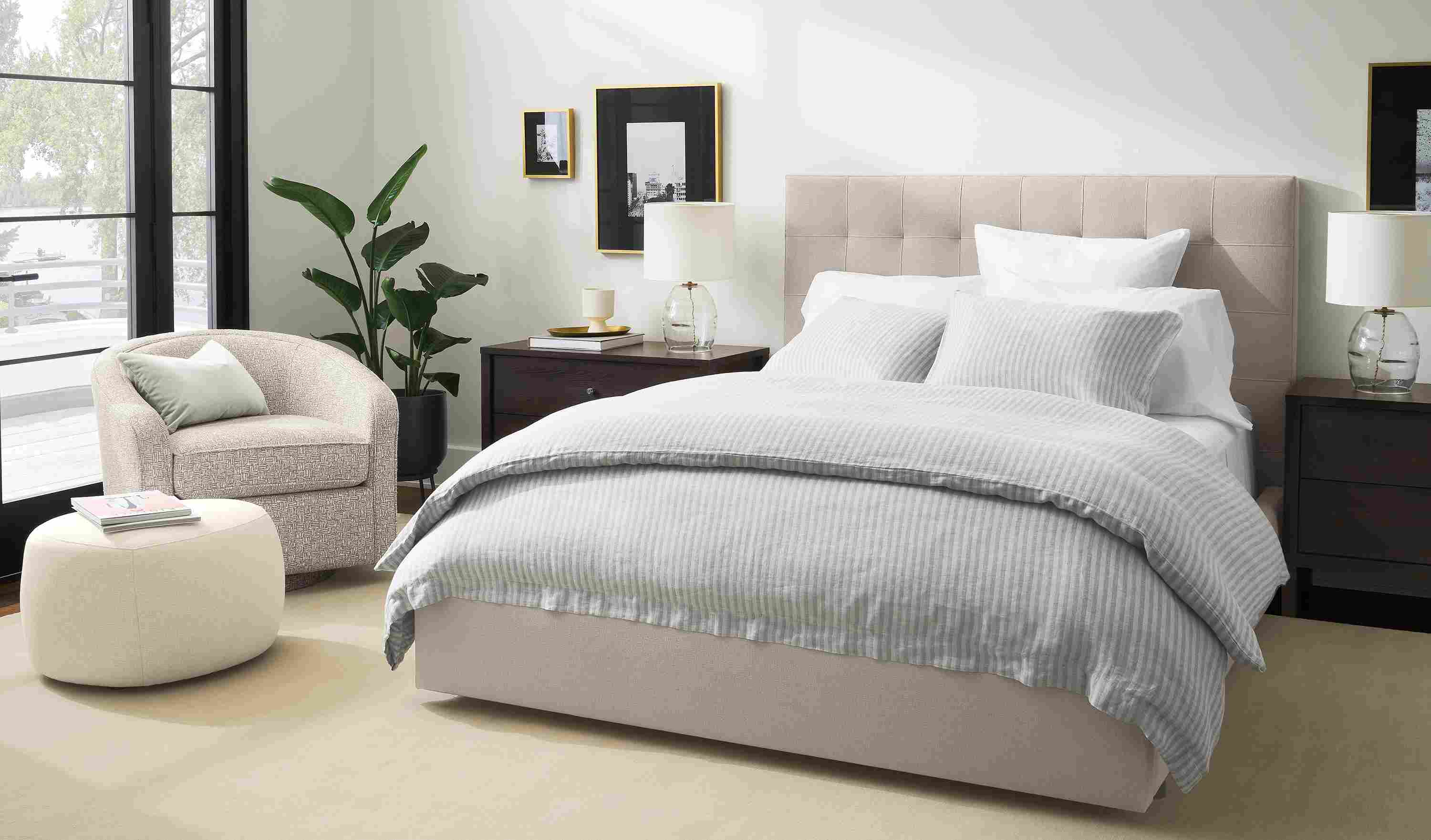 Bedroom with avery queen storage bed in landen asphalt, amos swivel chair in wexford flax and luco rug.