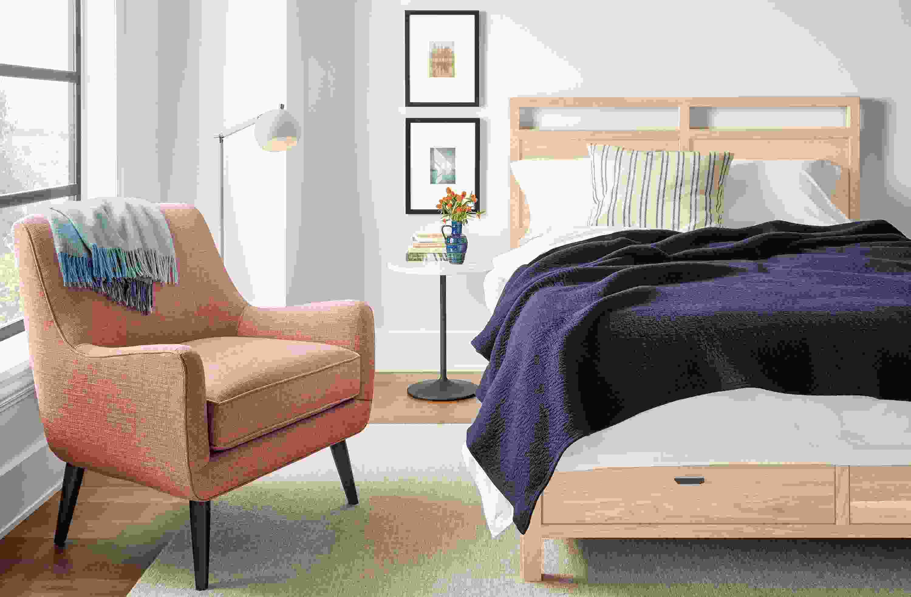 Bedroom with berkeley queen storage bed in salt on red oak, aria end table and alder 8 by 10 rug in ivory.