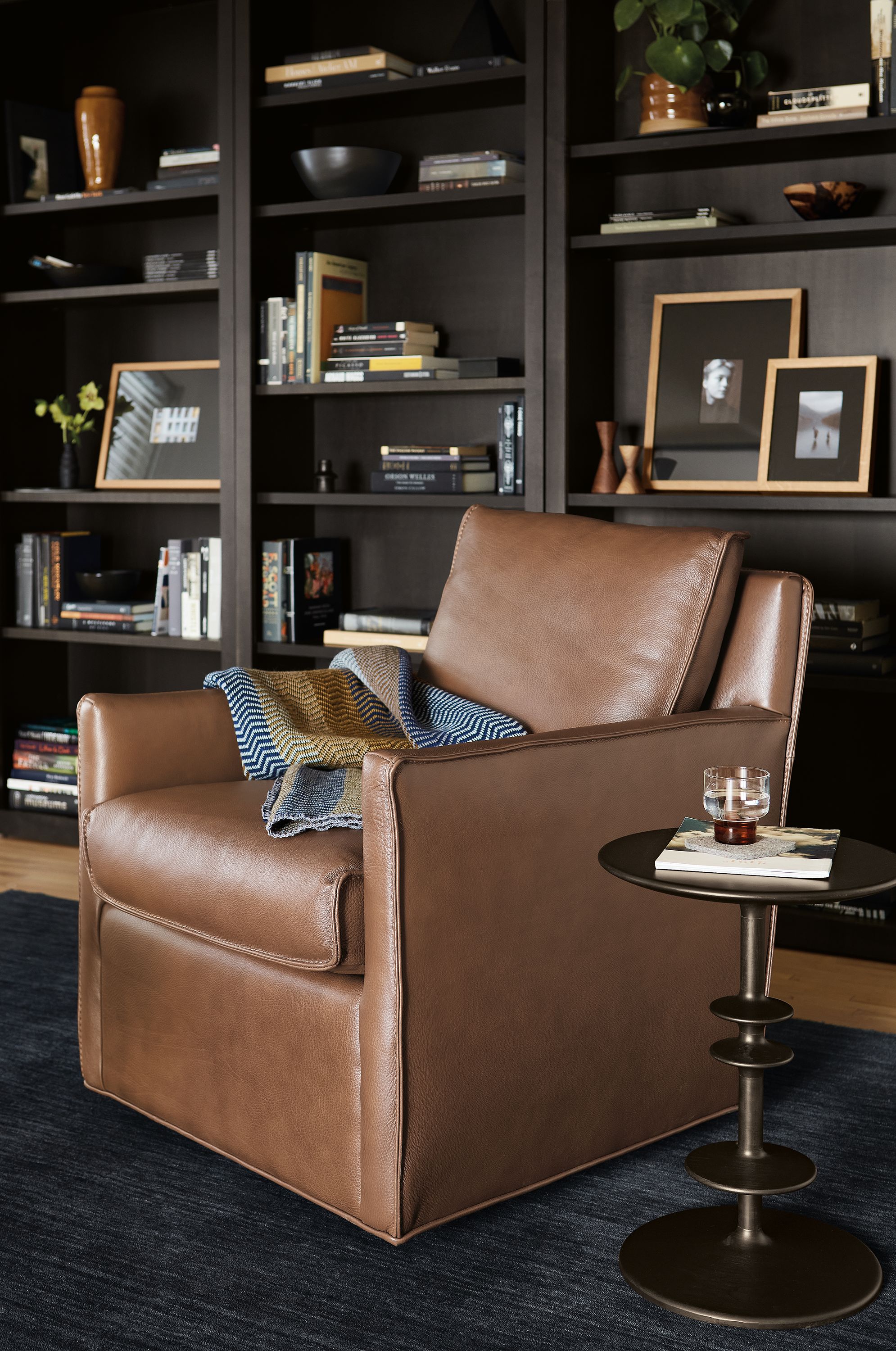 Swivel chair in Laino cognac leather