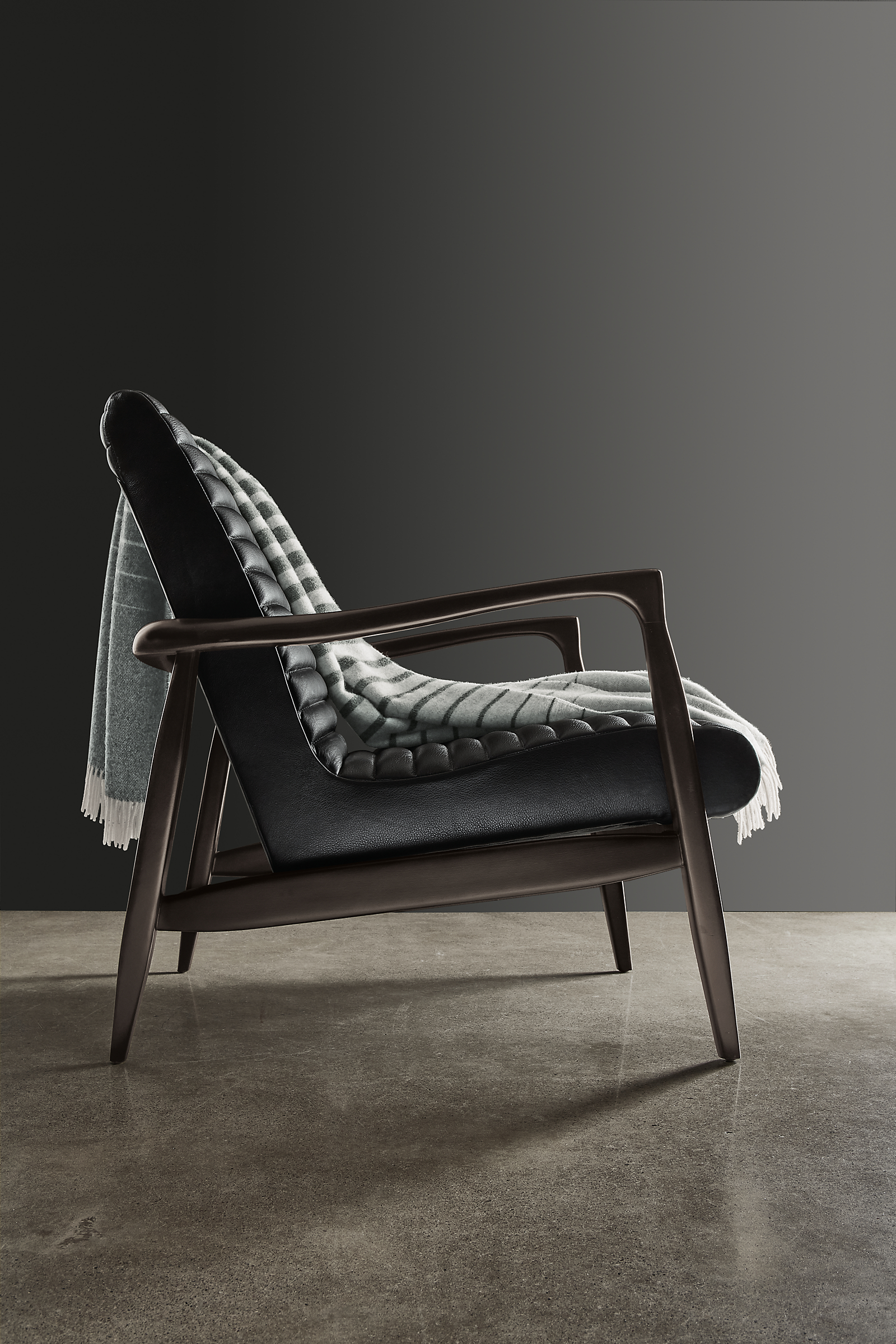 detail of callan chair in urbino black leather and black wood.