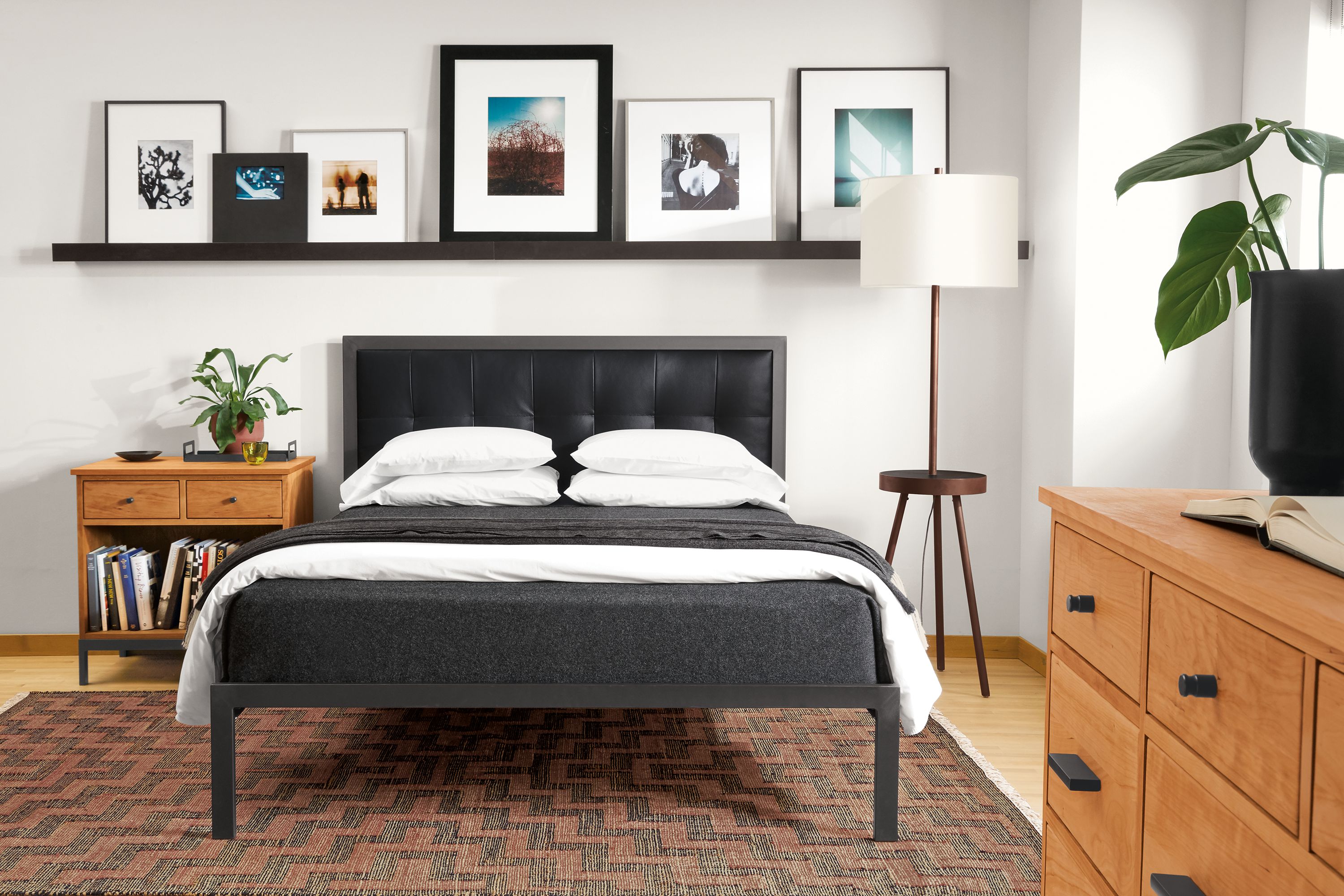 Queen bed in Laino black leather