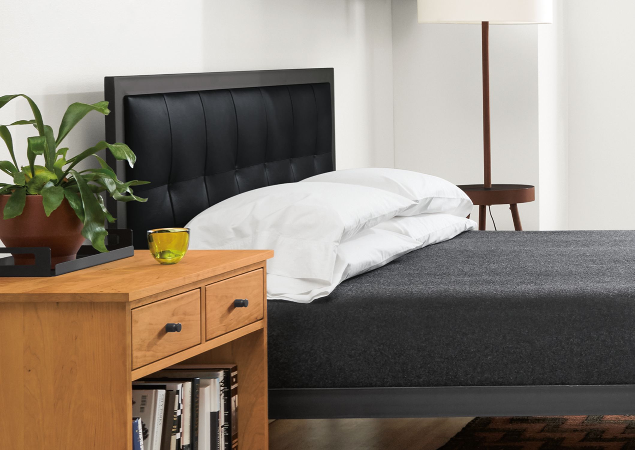 Queen bed in Laino black leather