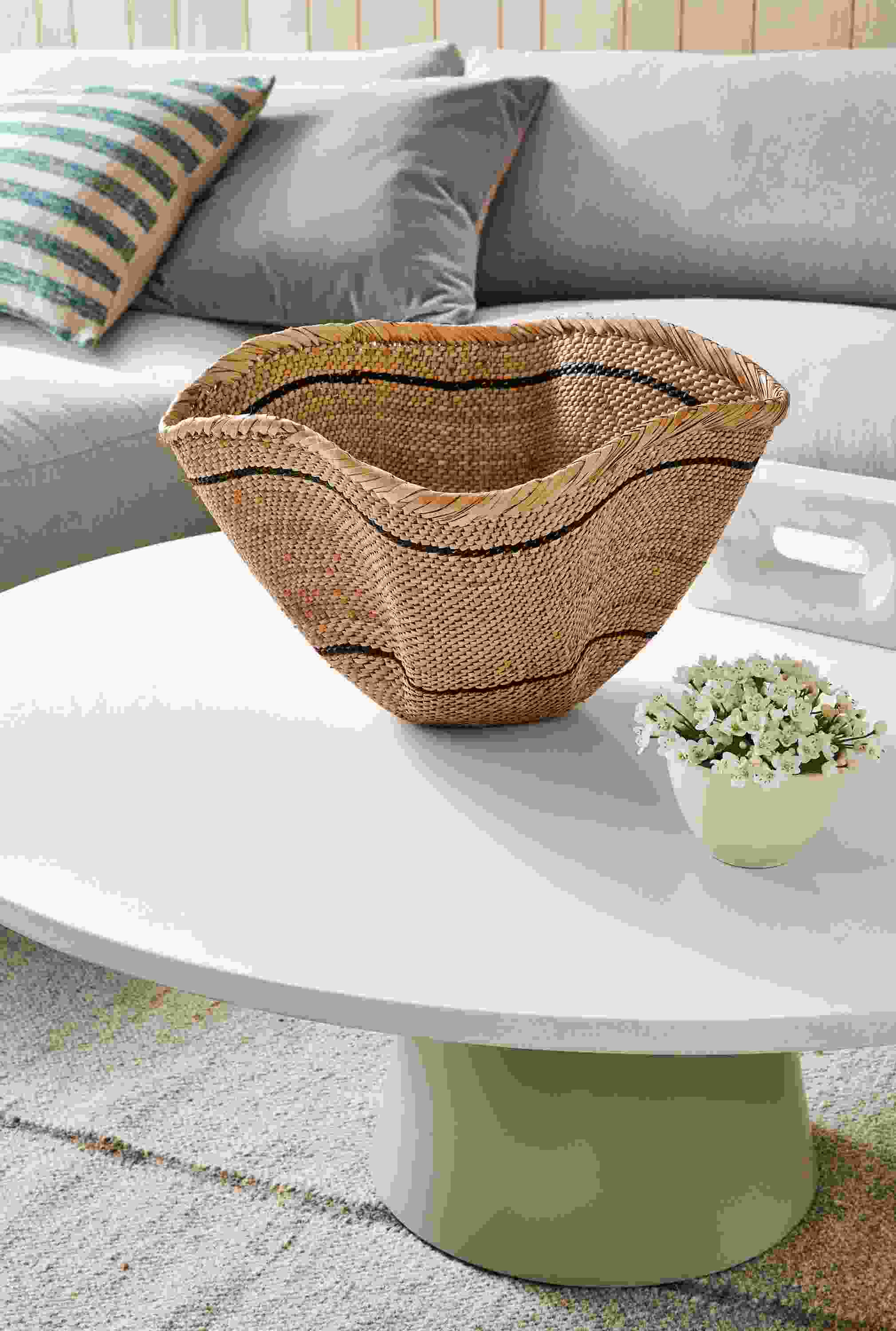 Living room with Choma basket in black.