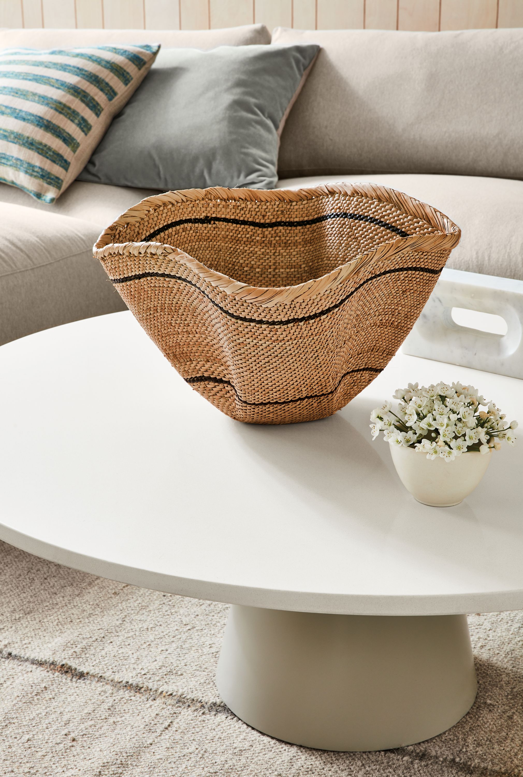 Living room with Choma basket in black.