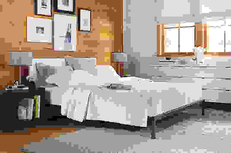Bedroom with Copenhagen bed in white.