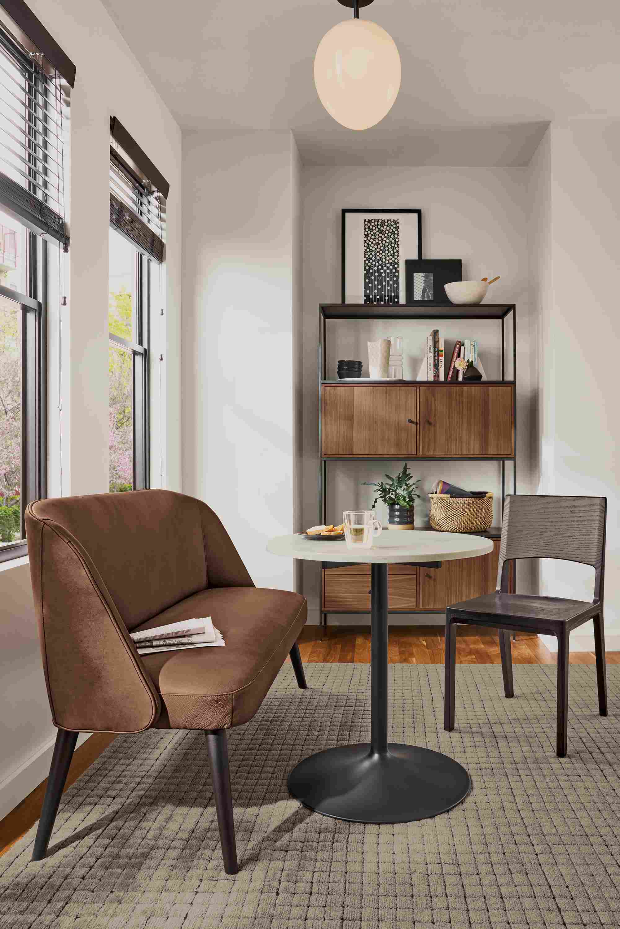 Corner nook with Cora bench in Laino Cognac leather, Aria round table with marbled warm white top and Safira rug in putty.