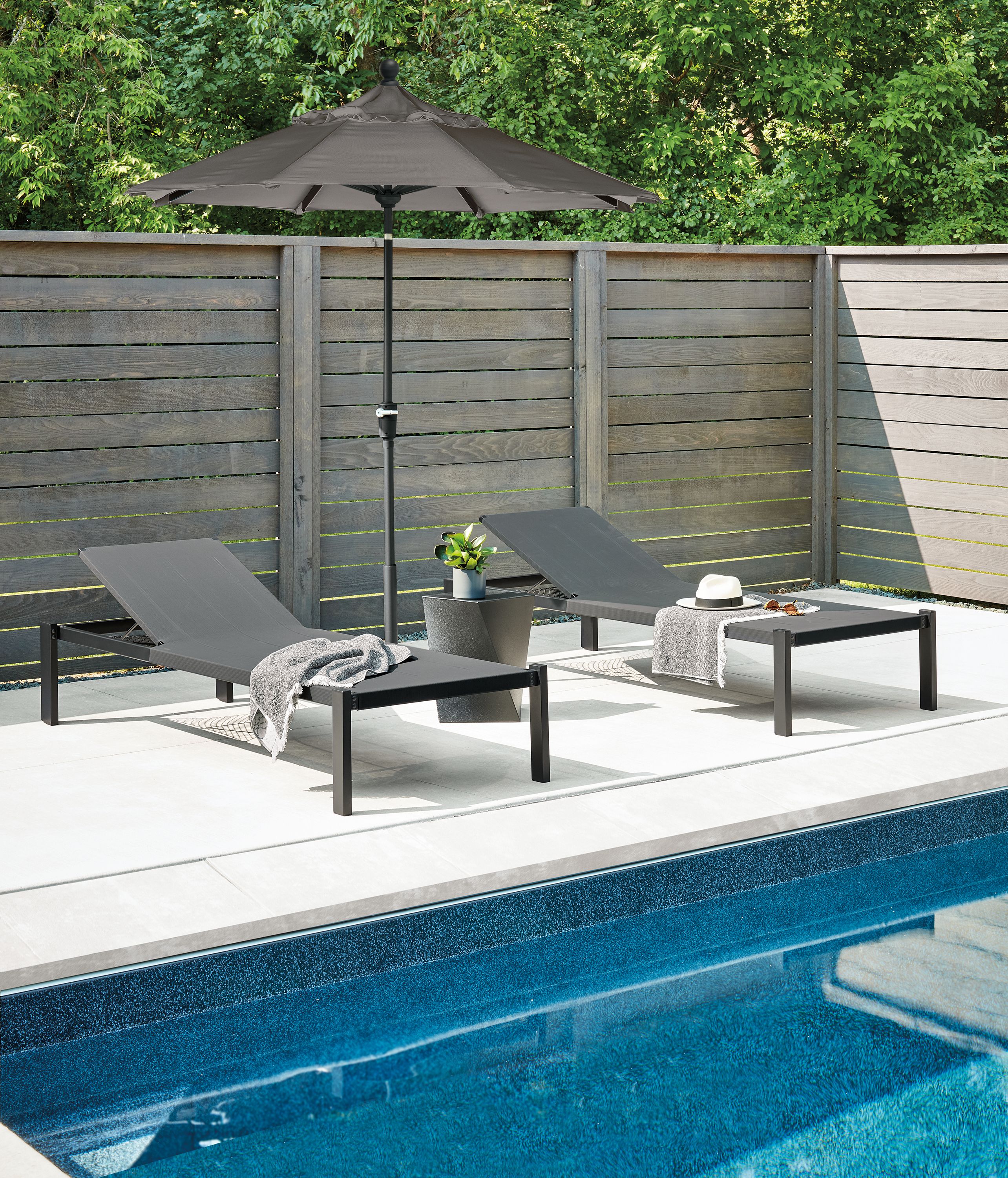 7.5' round patio umbrella in Tavros charcoal fabric