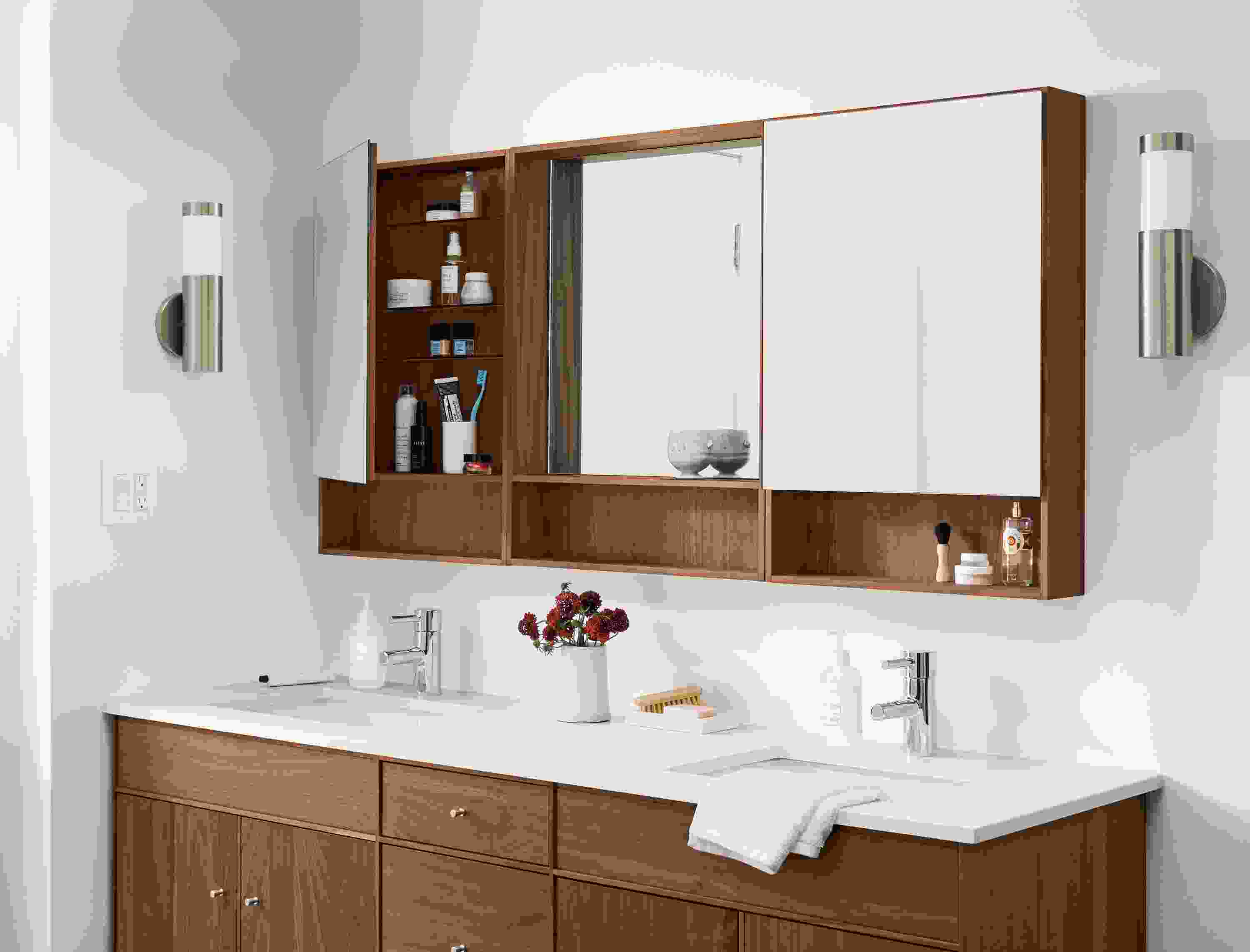 Modern Durant medicine cabinet set.