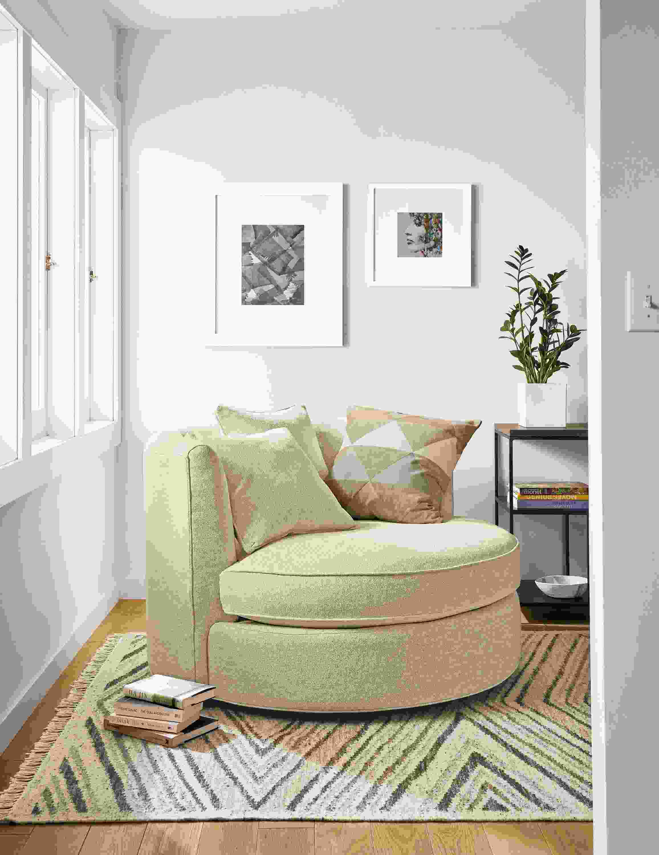 Detail of Eos large swivel chair.