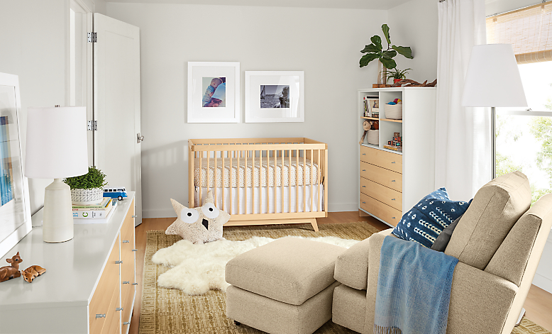 Flynn crib in modern baby room.