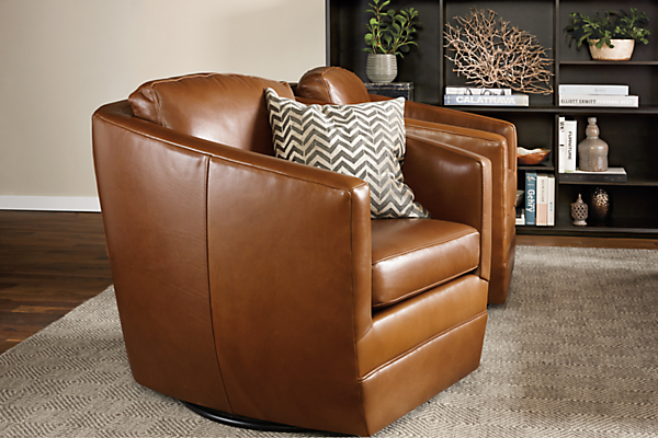 Living room with Ford swivel chair in pioneer cognac.