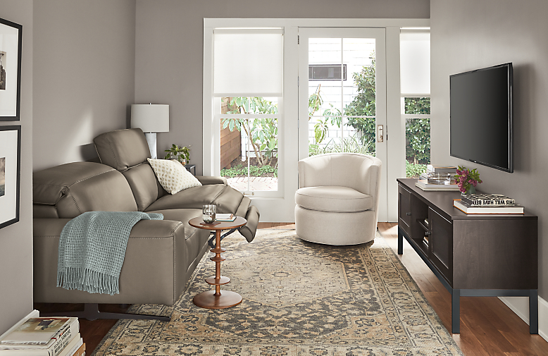 room setting with gio power-reclining sofa in leather, with one headrest and footrest extended
