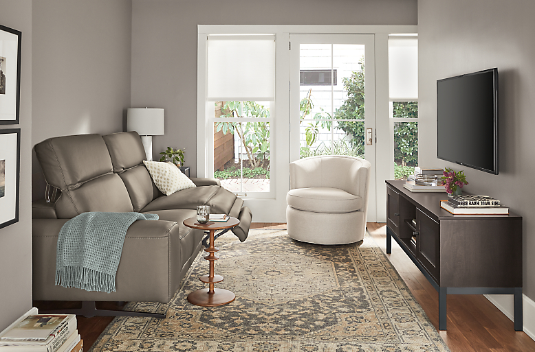 room setting with gio power-reclining sofa in leather, with two headrests and one footrest extended