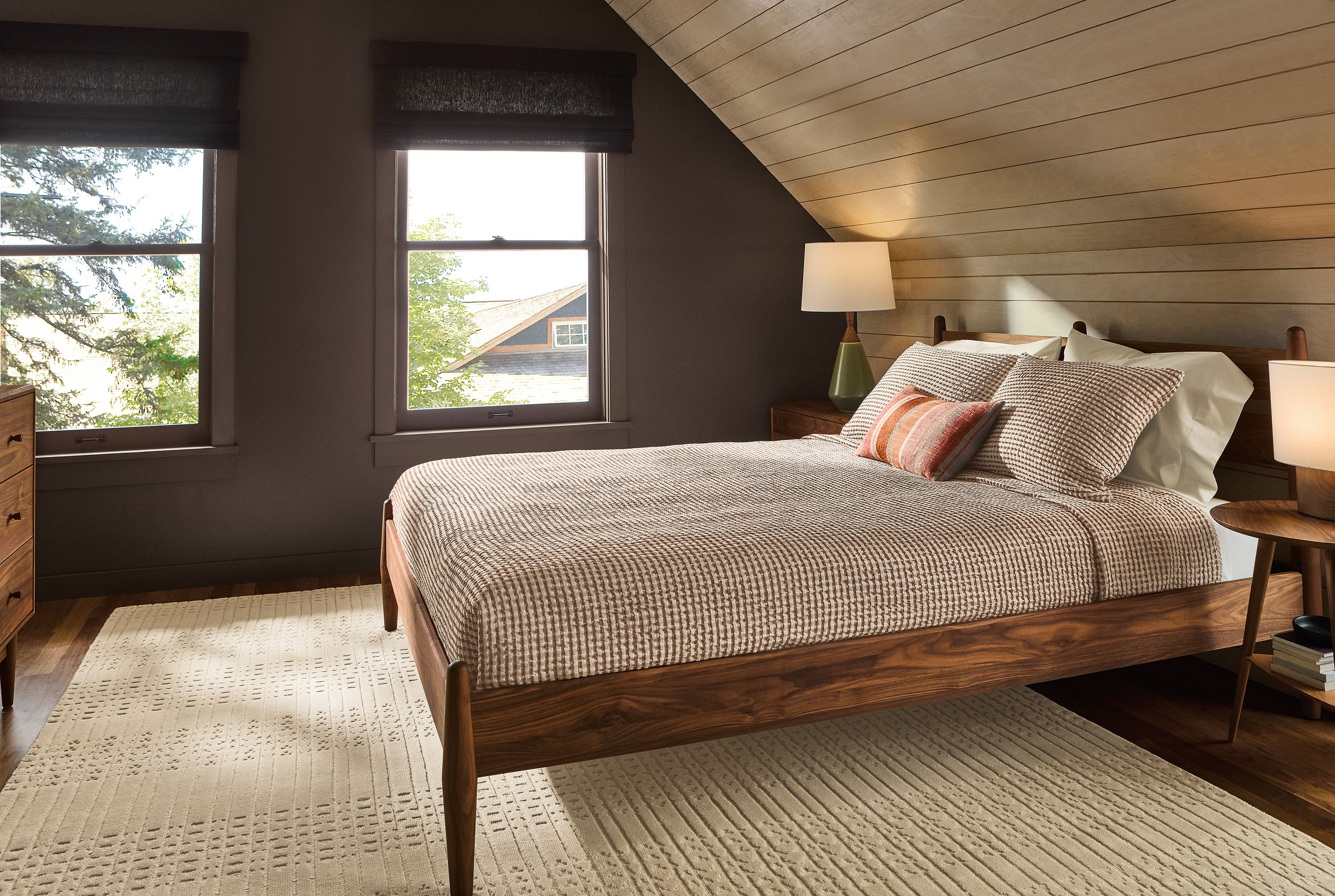 Queen bed in walnut