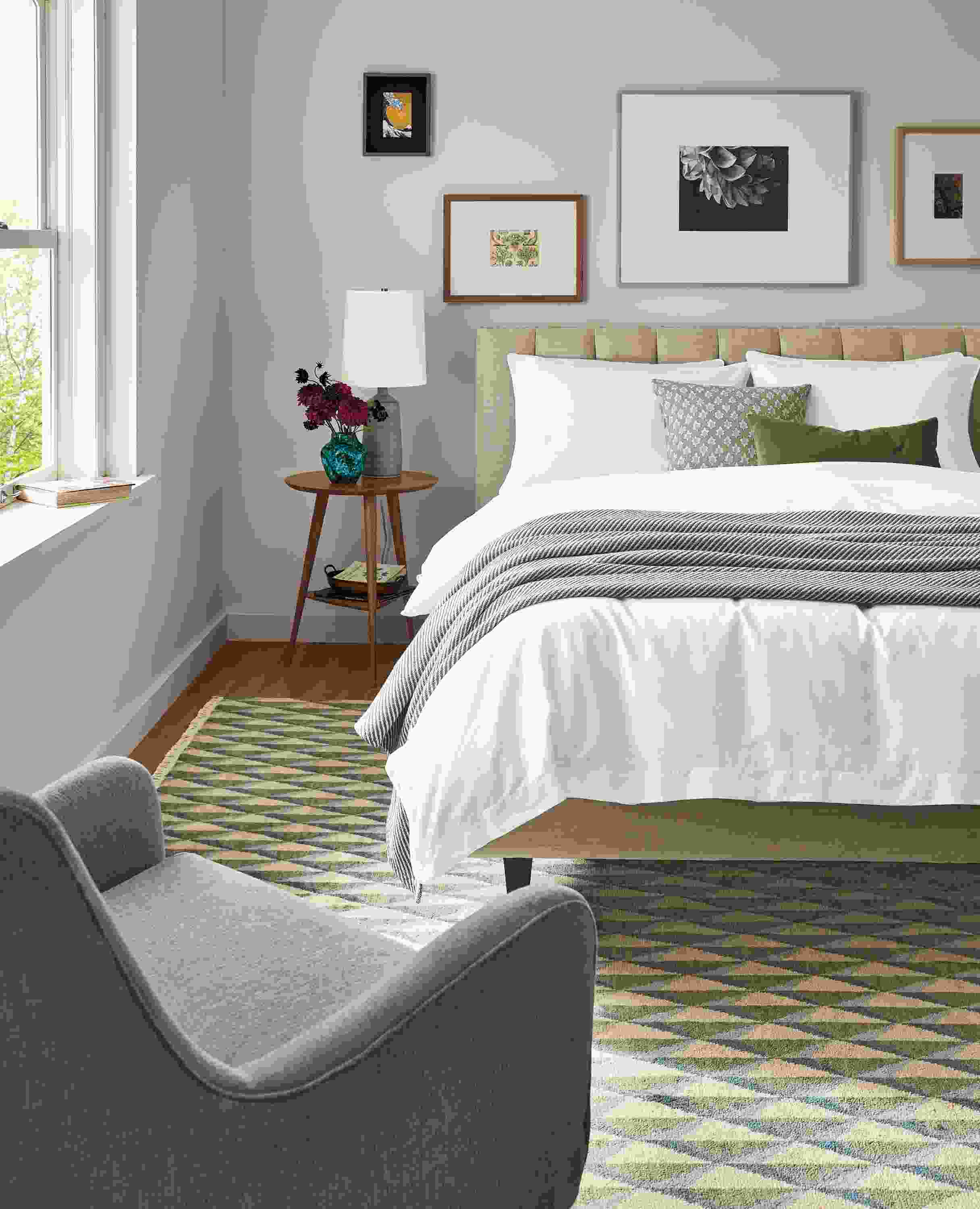 Bedroom setting with Hartley Queen Be in Mori Oatmeal and Rae 18-round end table in walnut.