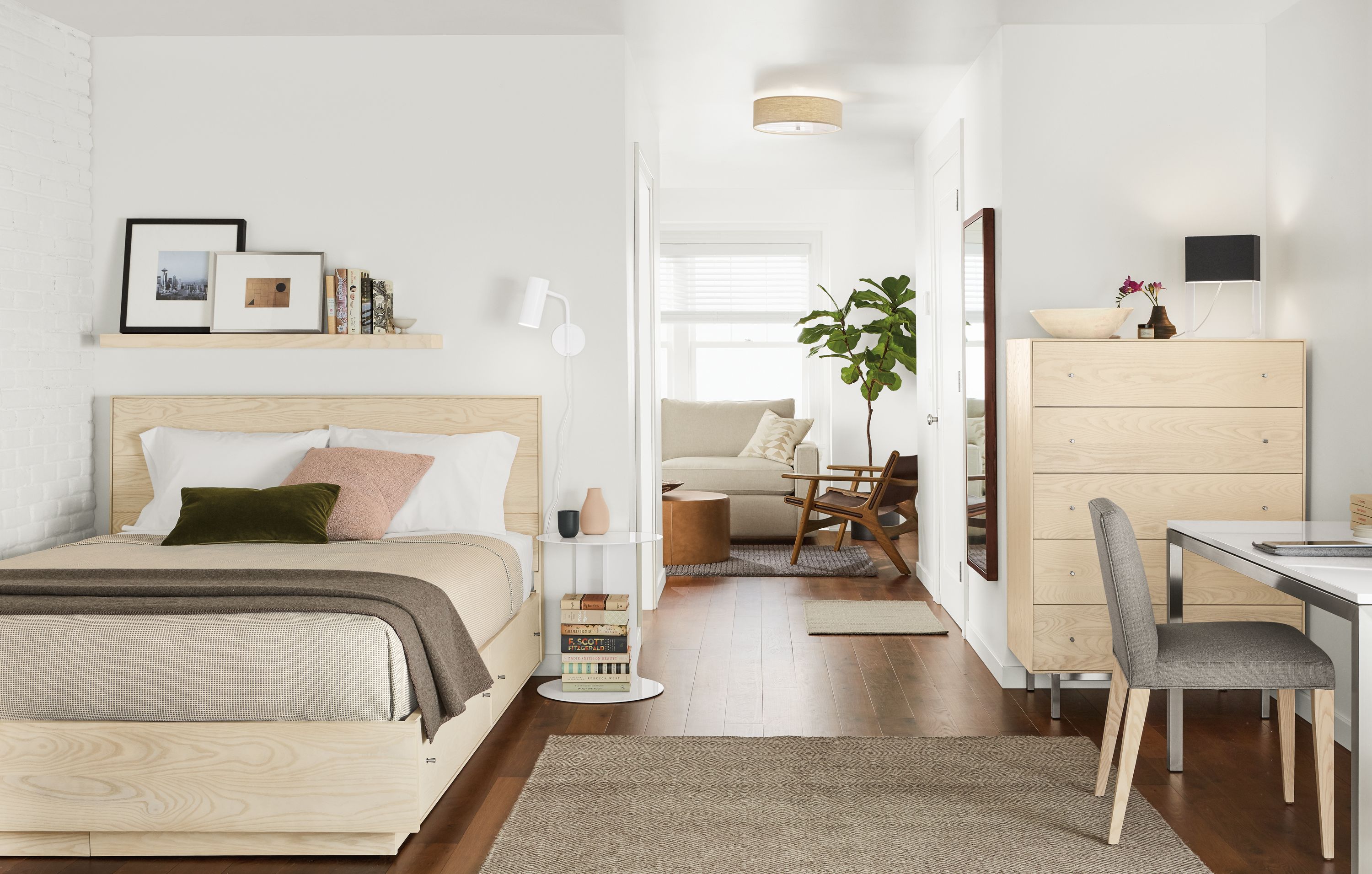 https://rnb.scene7.com/is/image/roomandboard/hudson_819050_17e?$prodzoom0$&size=2400,2400&scl=1