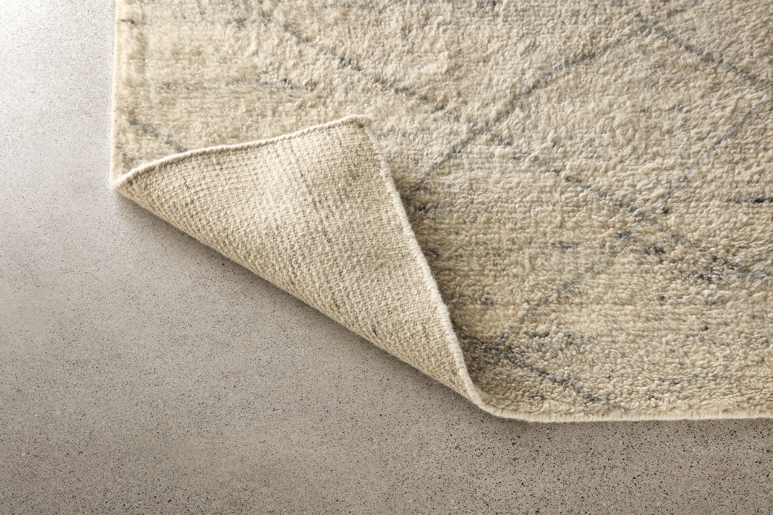 Detail of Kalindi 6x9 ivory grey rug.