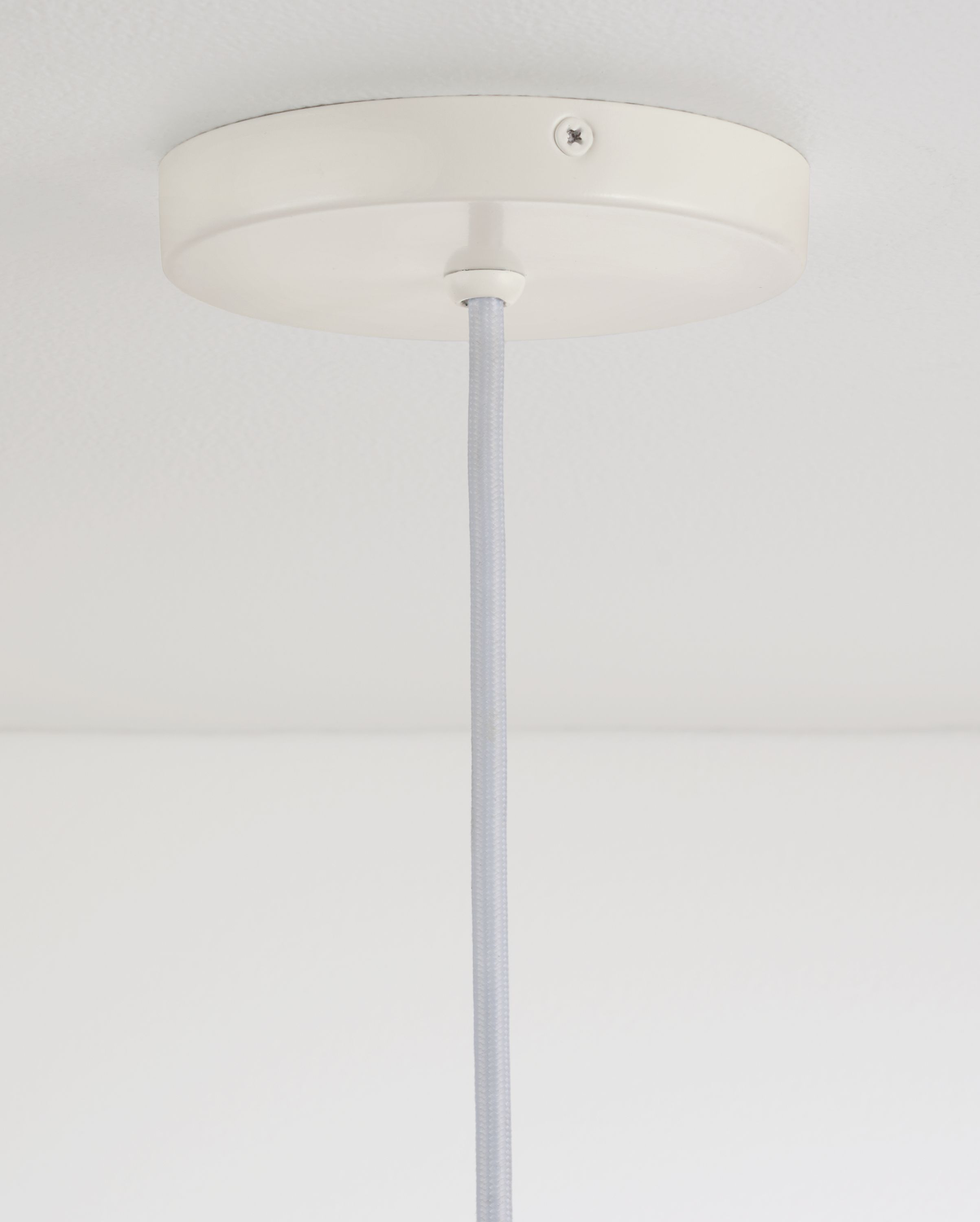 Ceiling plate for Leighton pendant light in white.