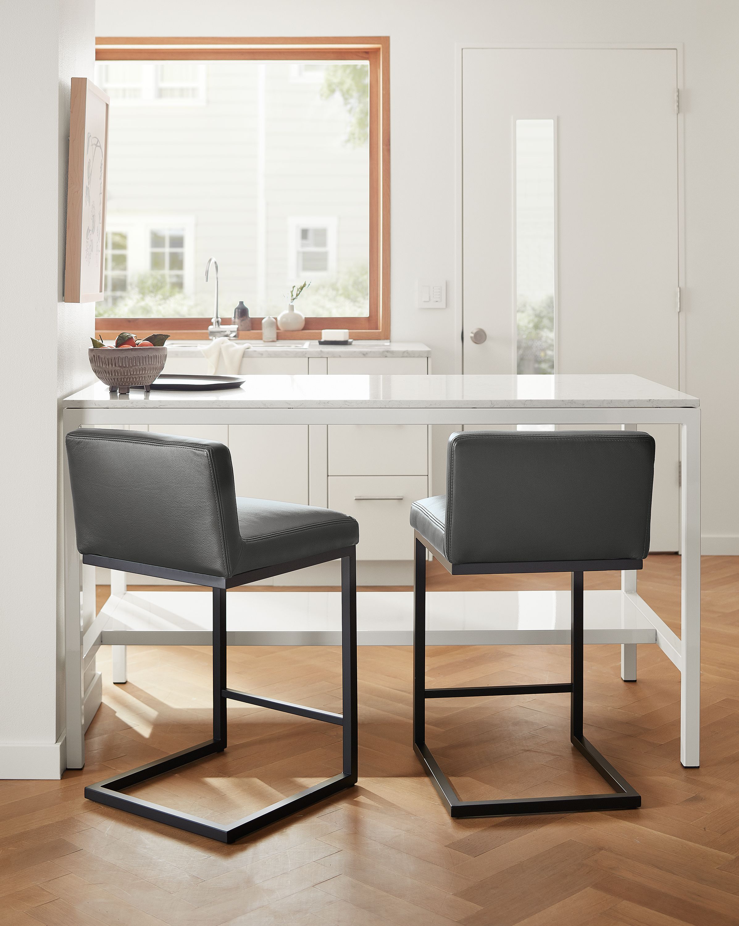 Counter stool in Laino black leather with graphite base