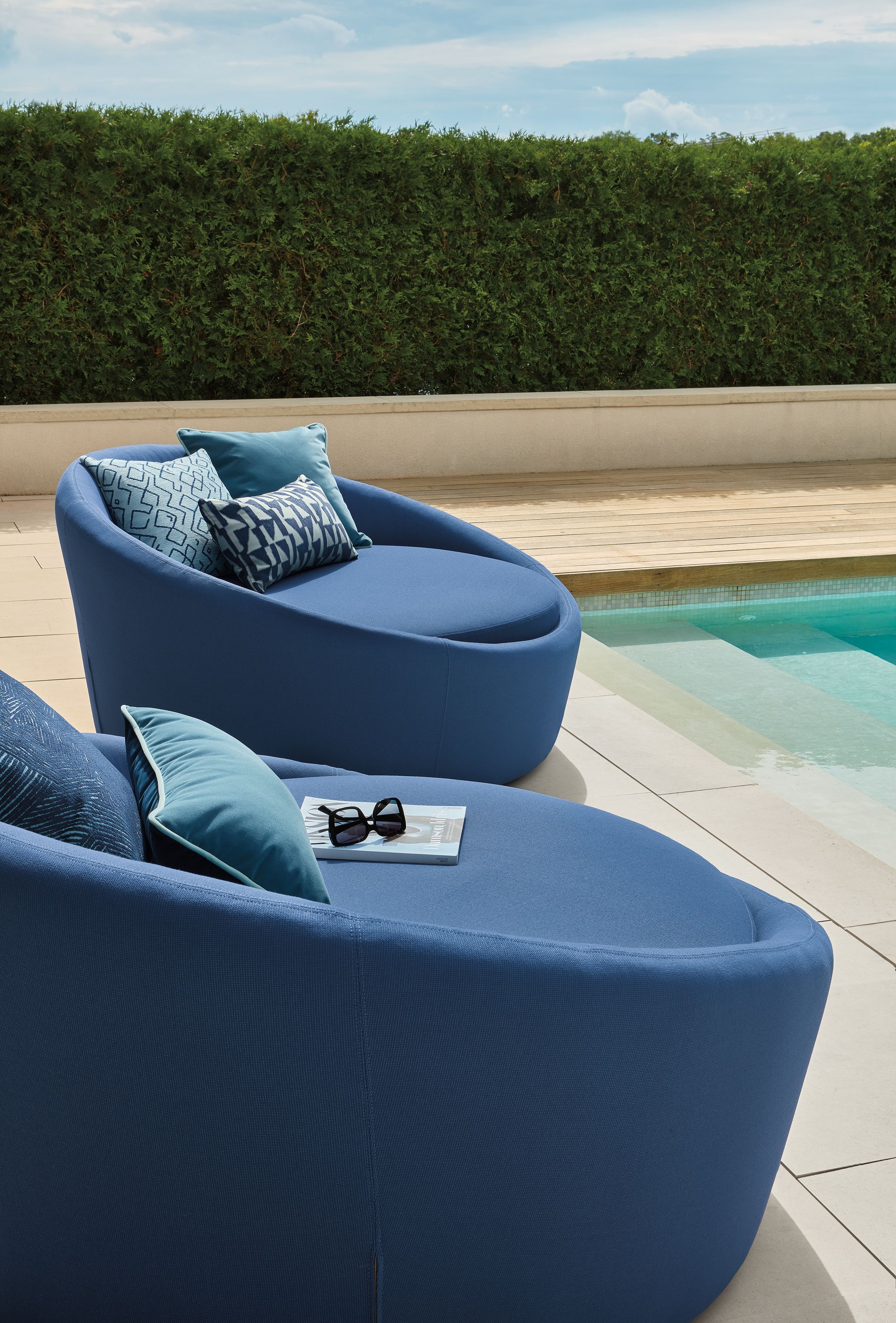 57" swivel chair in Niro navy fabric