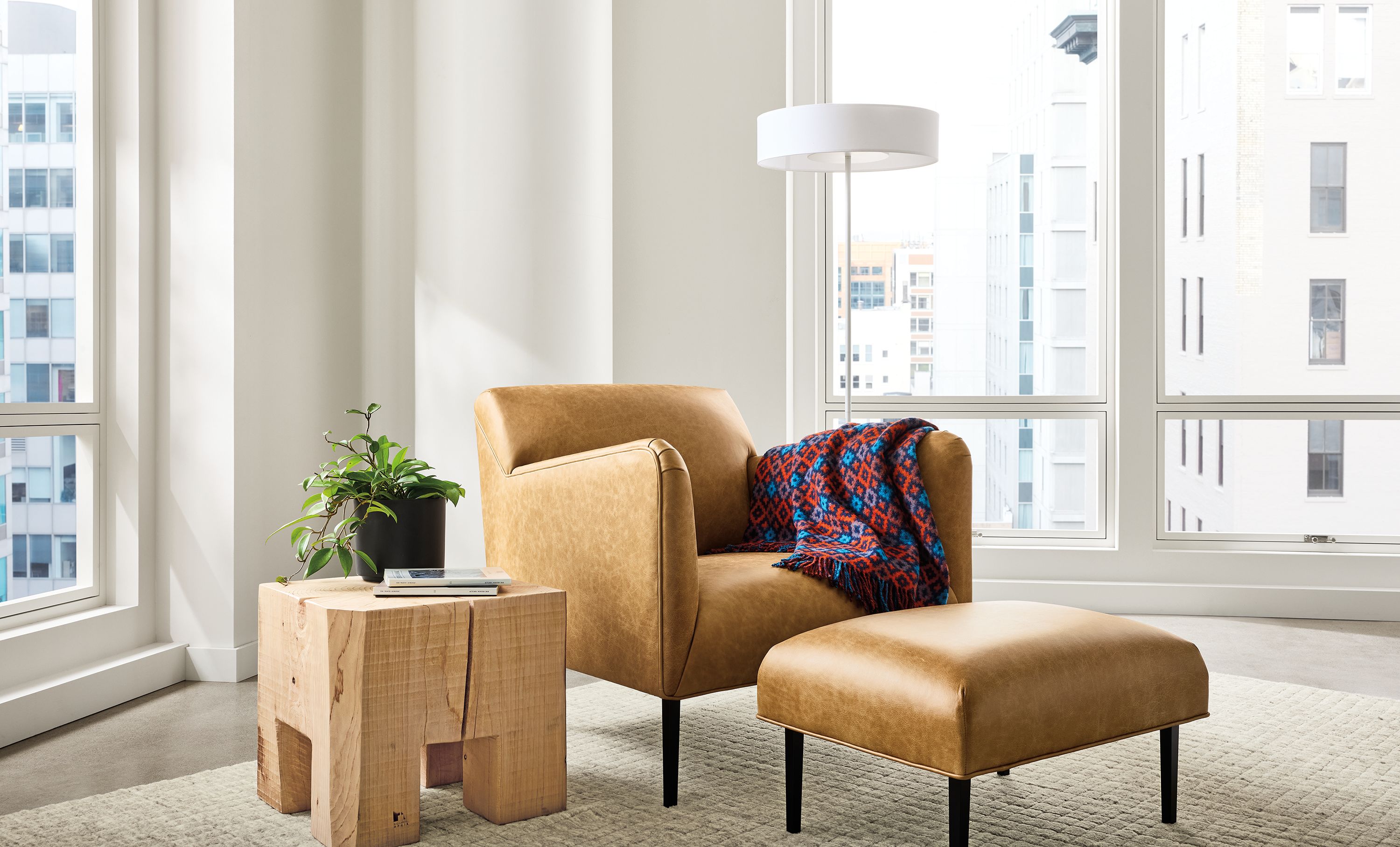 Living room with matteo chair in palermo camel leather, cedro cube in cedar and safira rug in grey.
