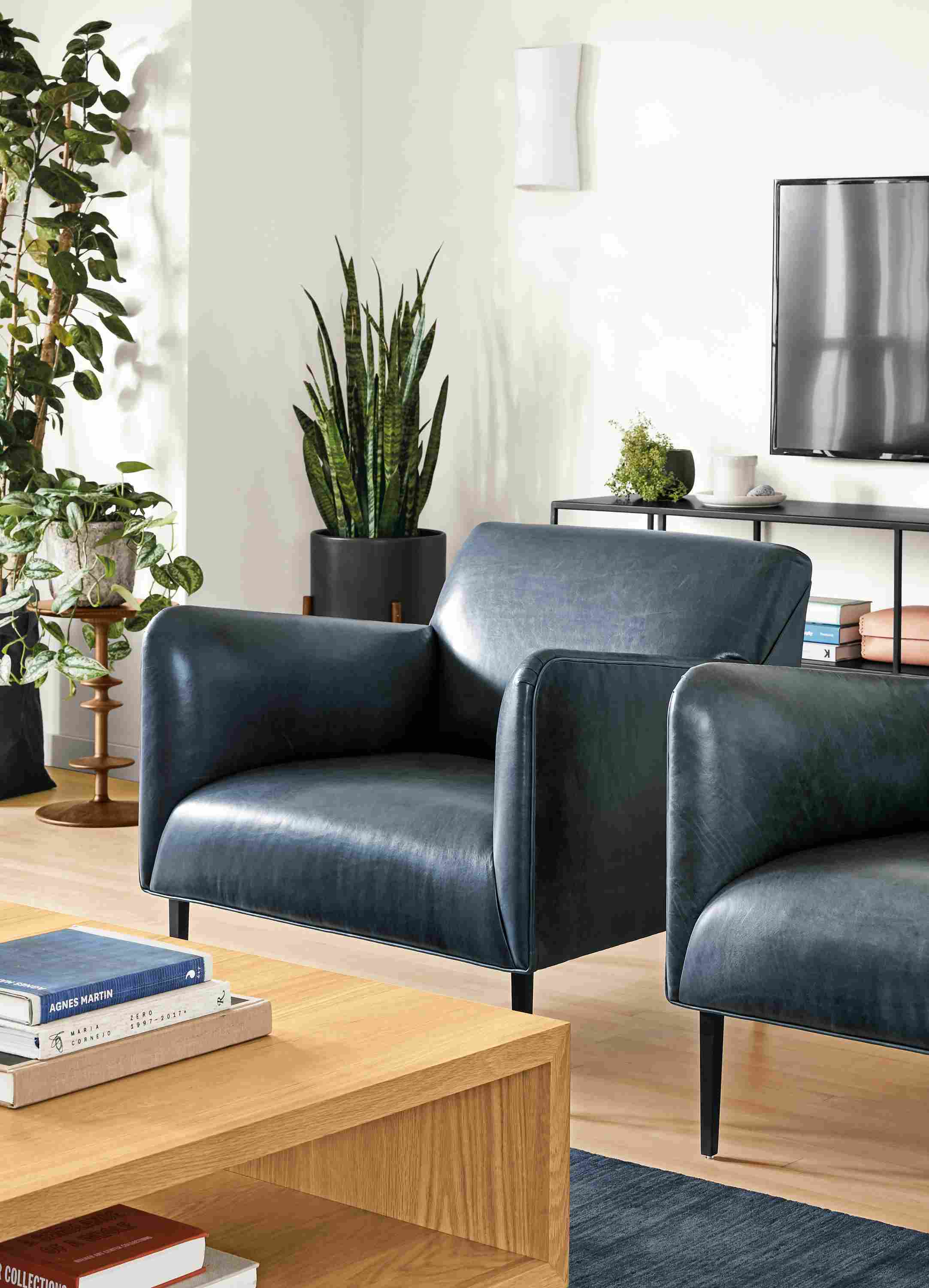 Detail of Matteo chair in vento ink leather in living room.