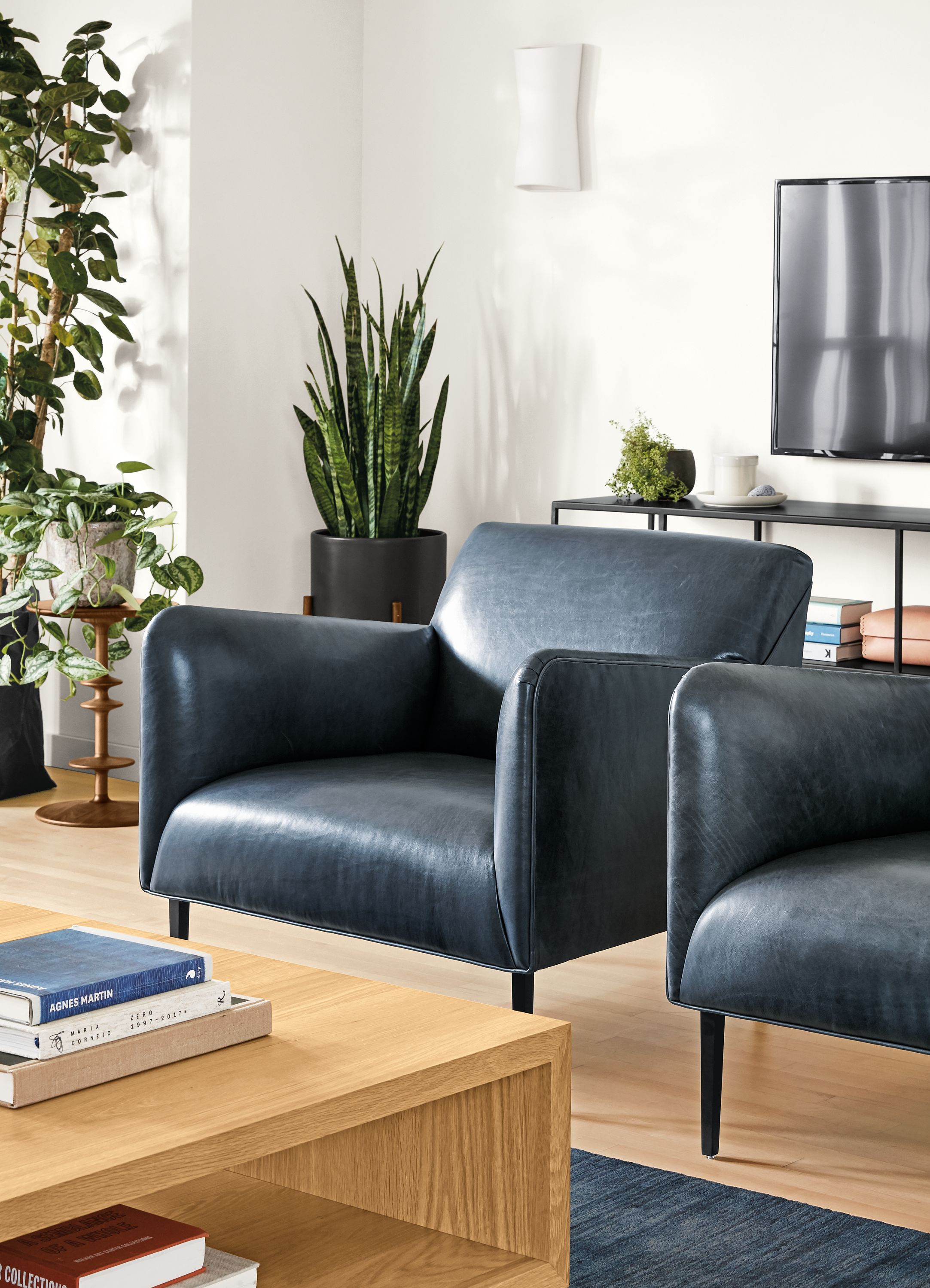 Detail of Matteo chair in vento ink leather in living room.