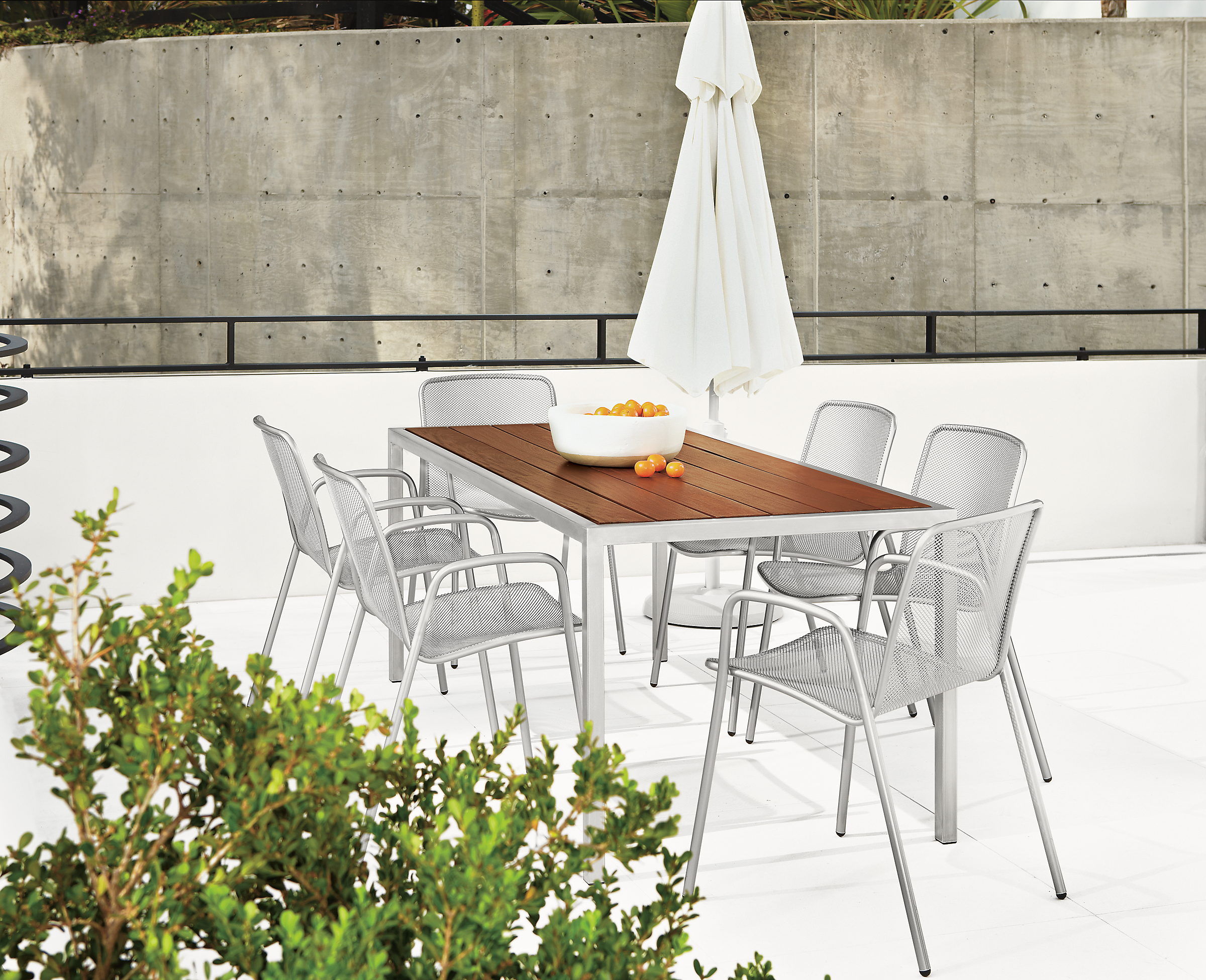 Patio with Montego dining table in stainless steel.