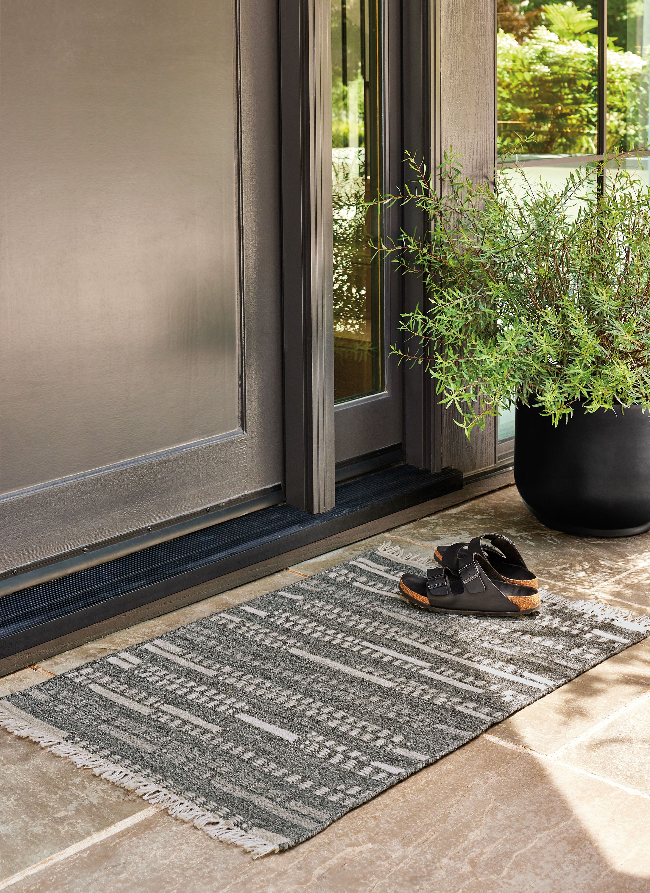 2'x3' rug in charcoal