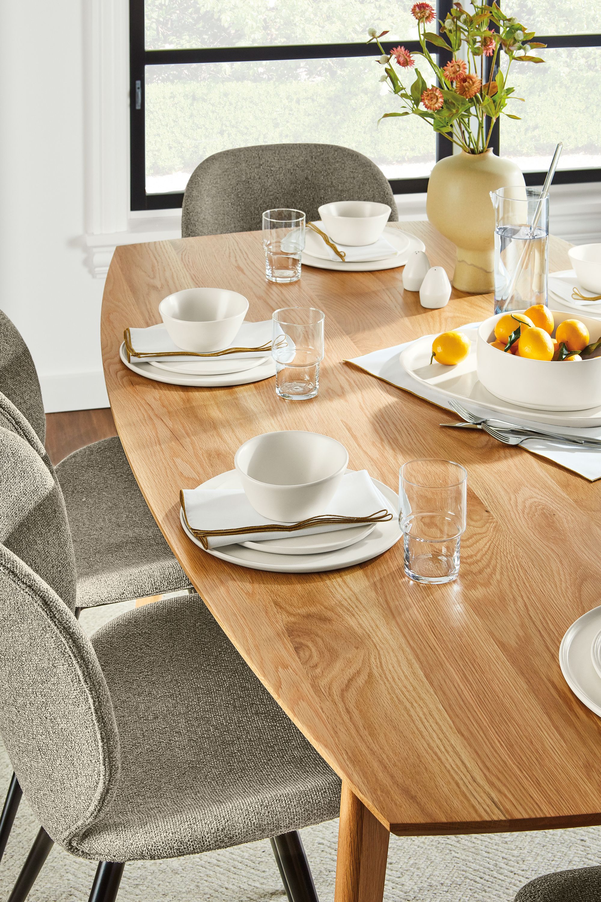 Dining room with Nadia dinner plate in white.