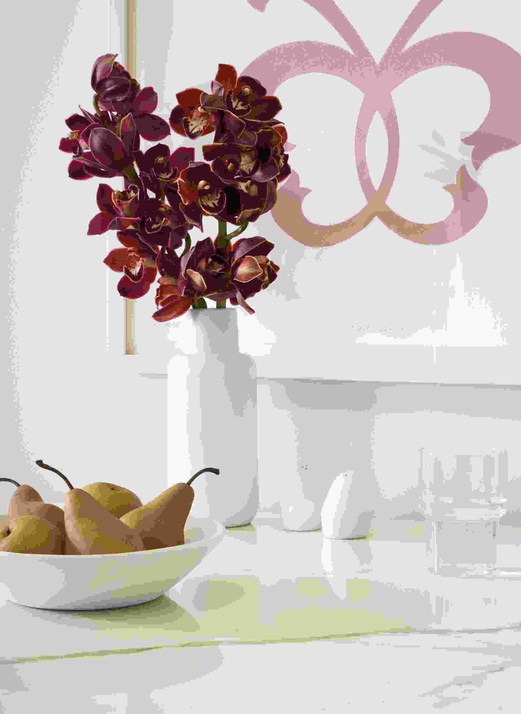 Table setting with Anya bowl and shakers.