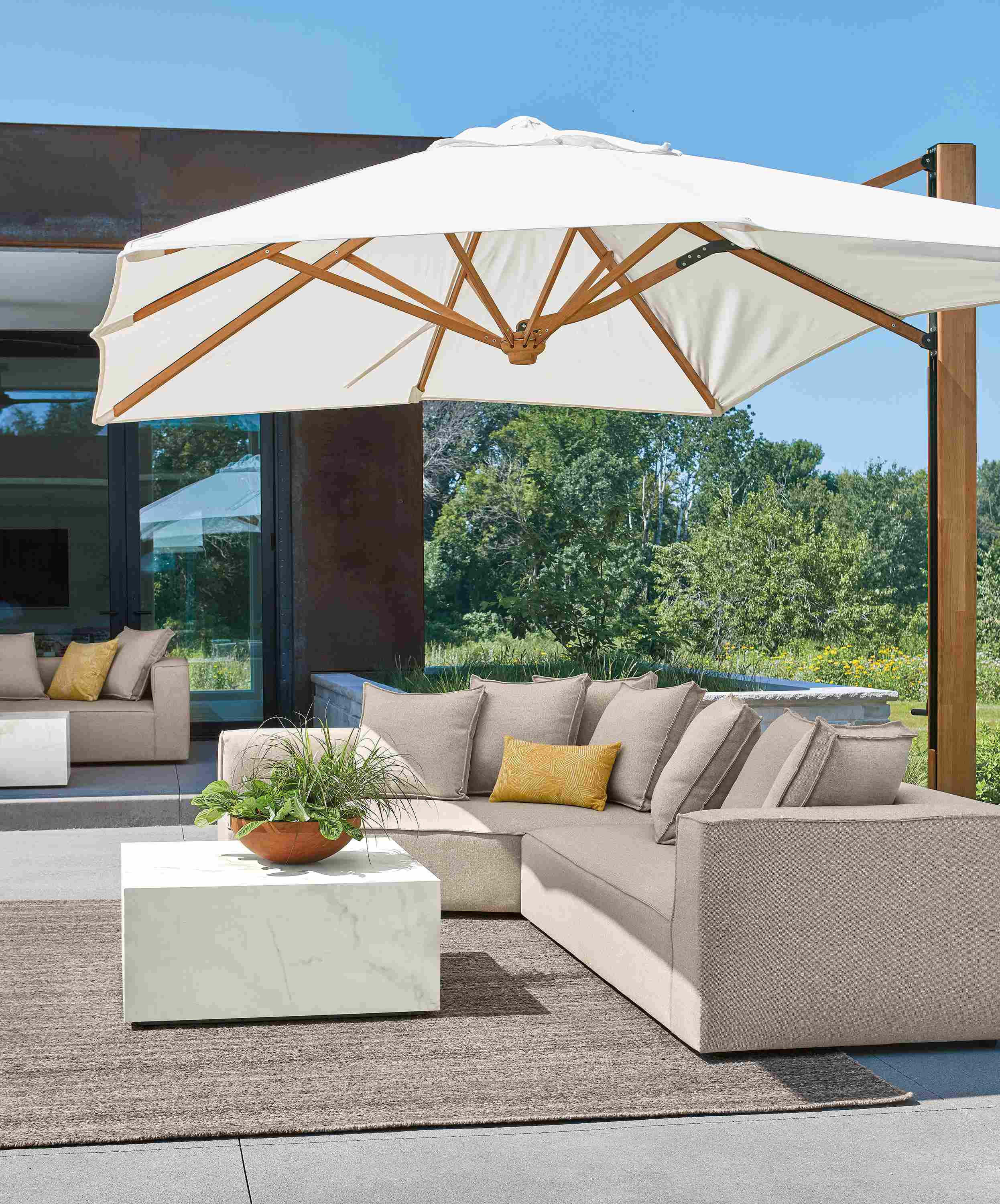 Oasis right arm sofa in Mist Oatmeal and Leona outdoor coffee table in marbled white/taupe ceramic.