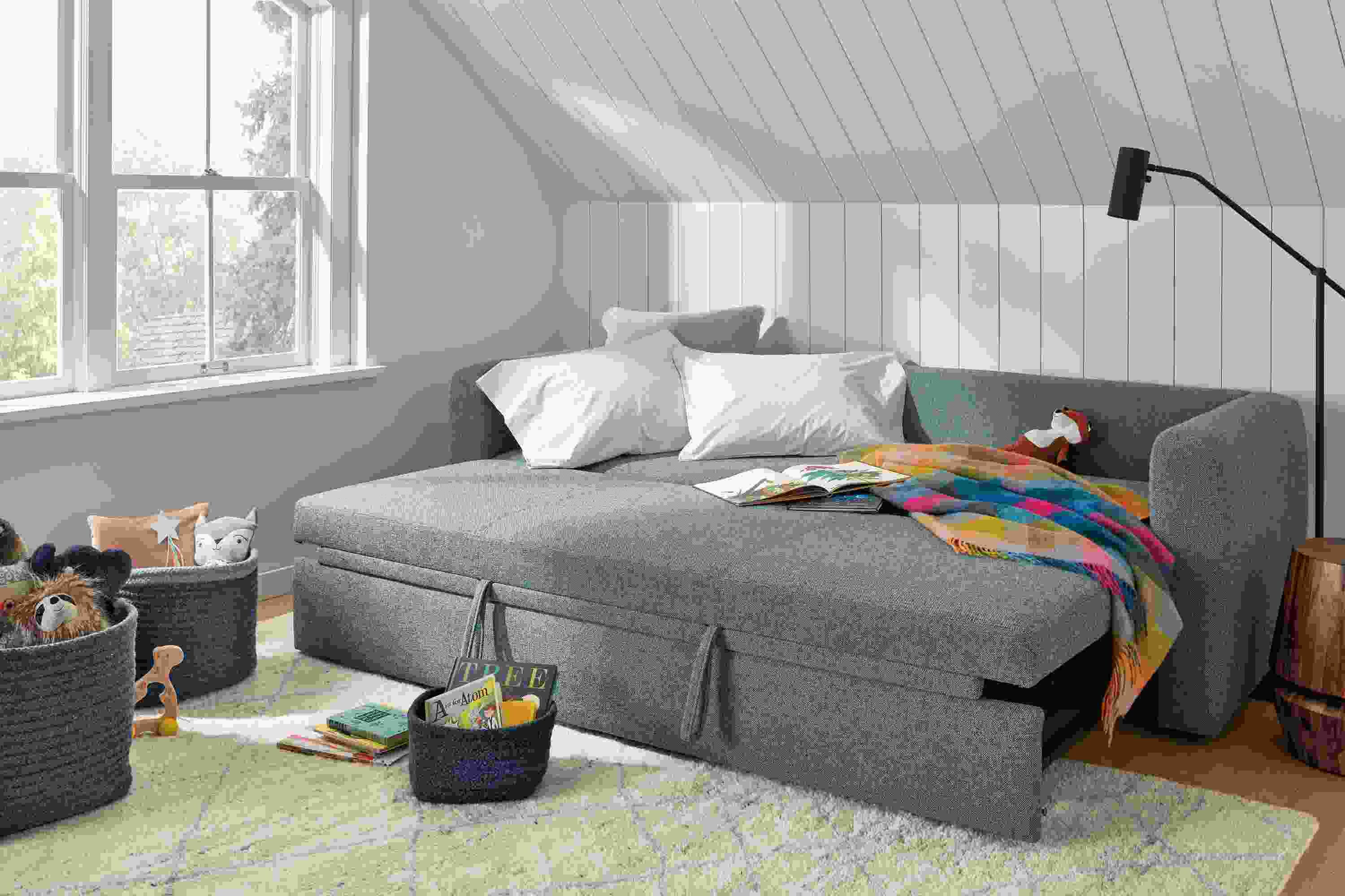Room setting with an Oxford Pop-up Platform Sleeper and a Nyla end table.