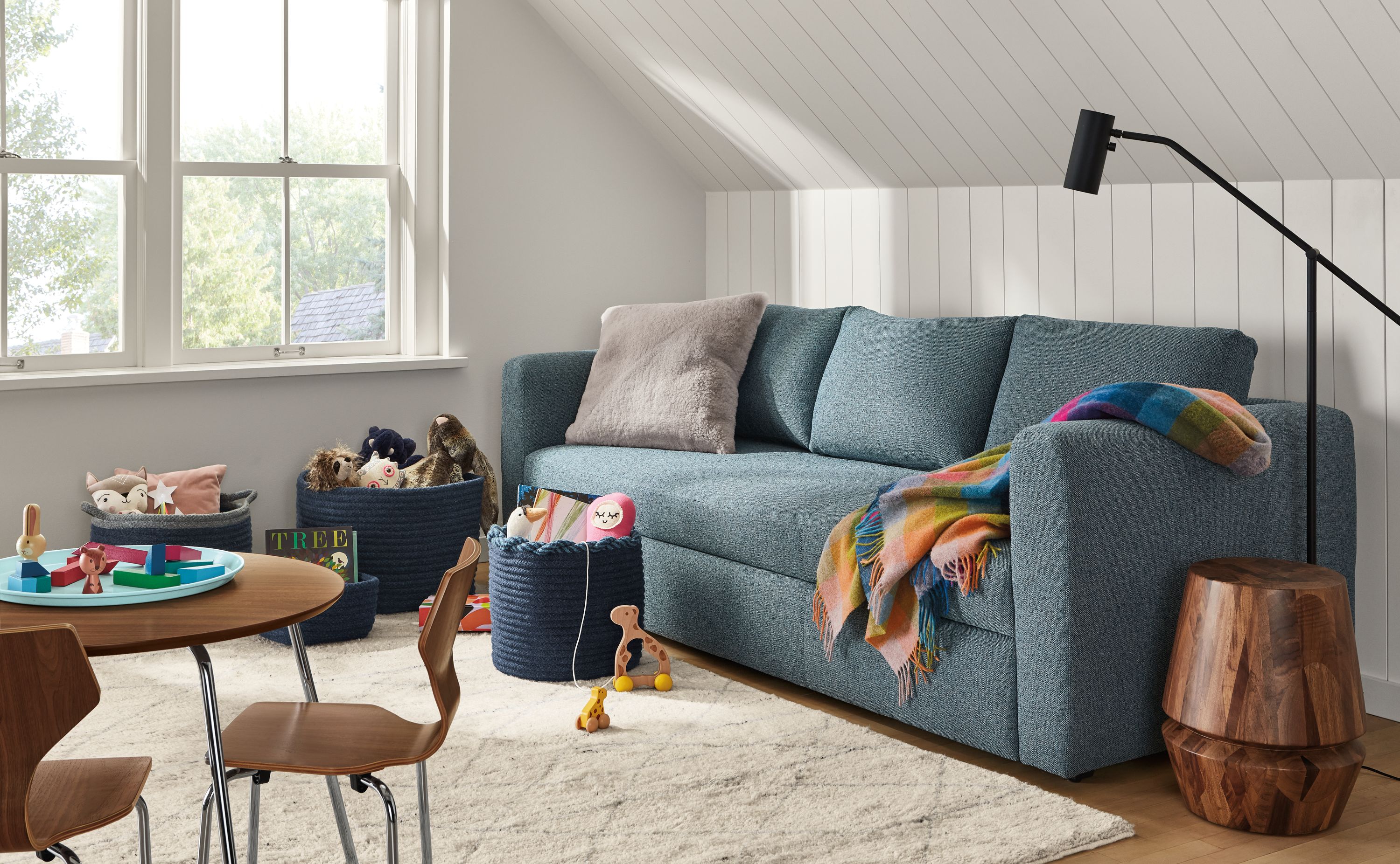 Room setting with an Oxford Pop-up Platform Sleeper and a Nyla end table.