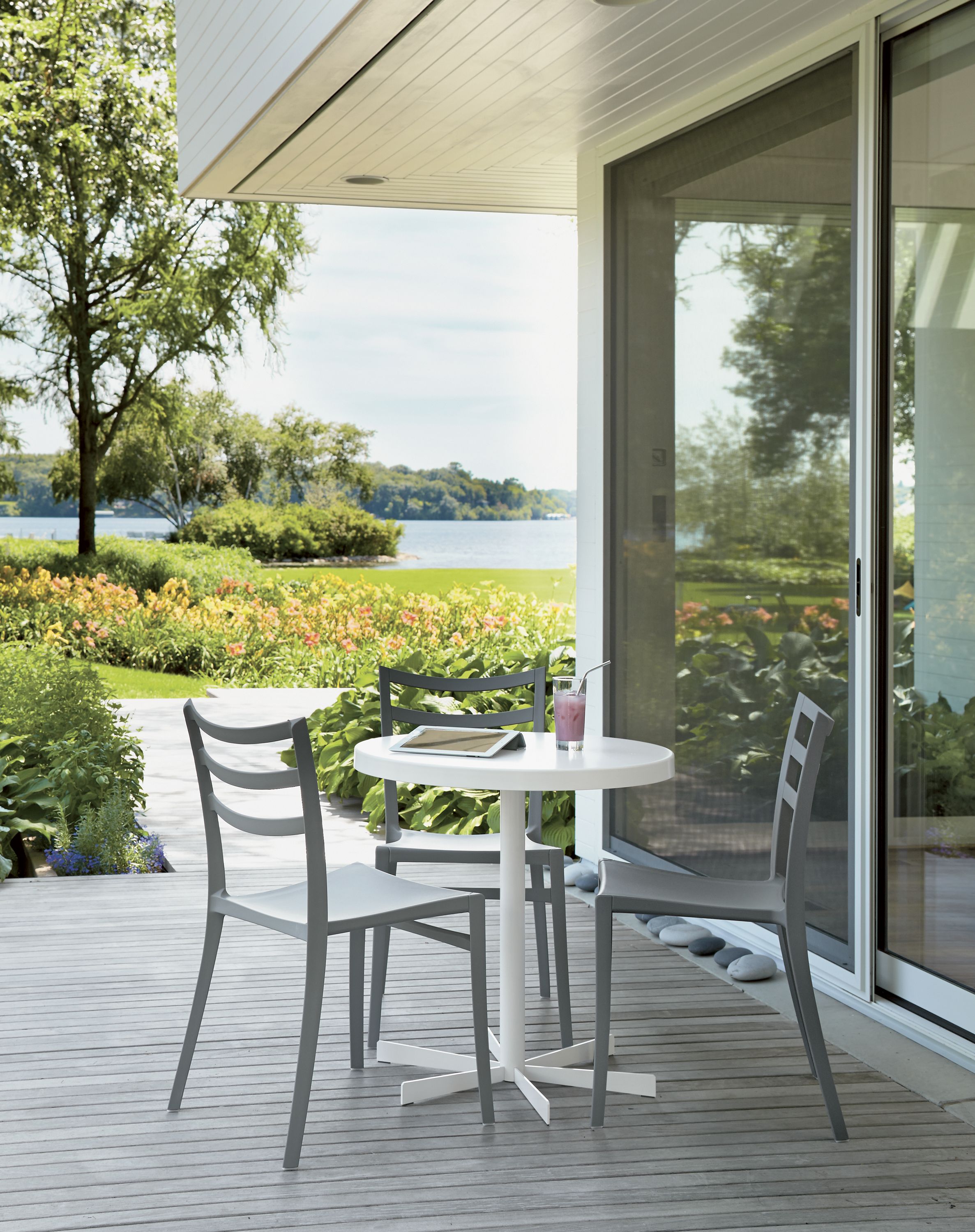 Detail of Penelope dinin table in white.