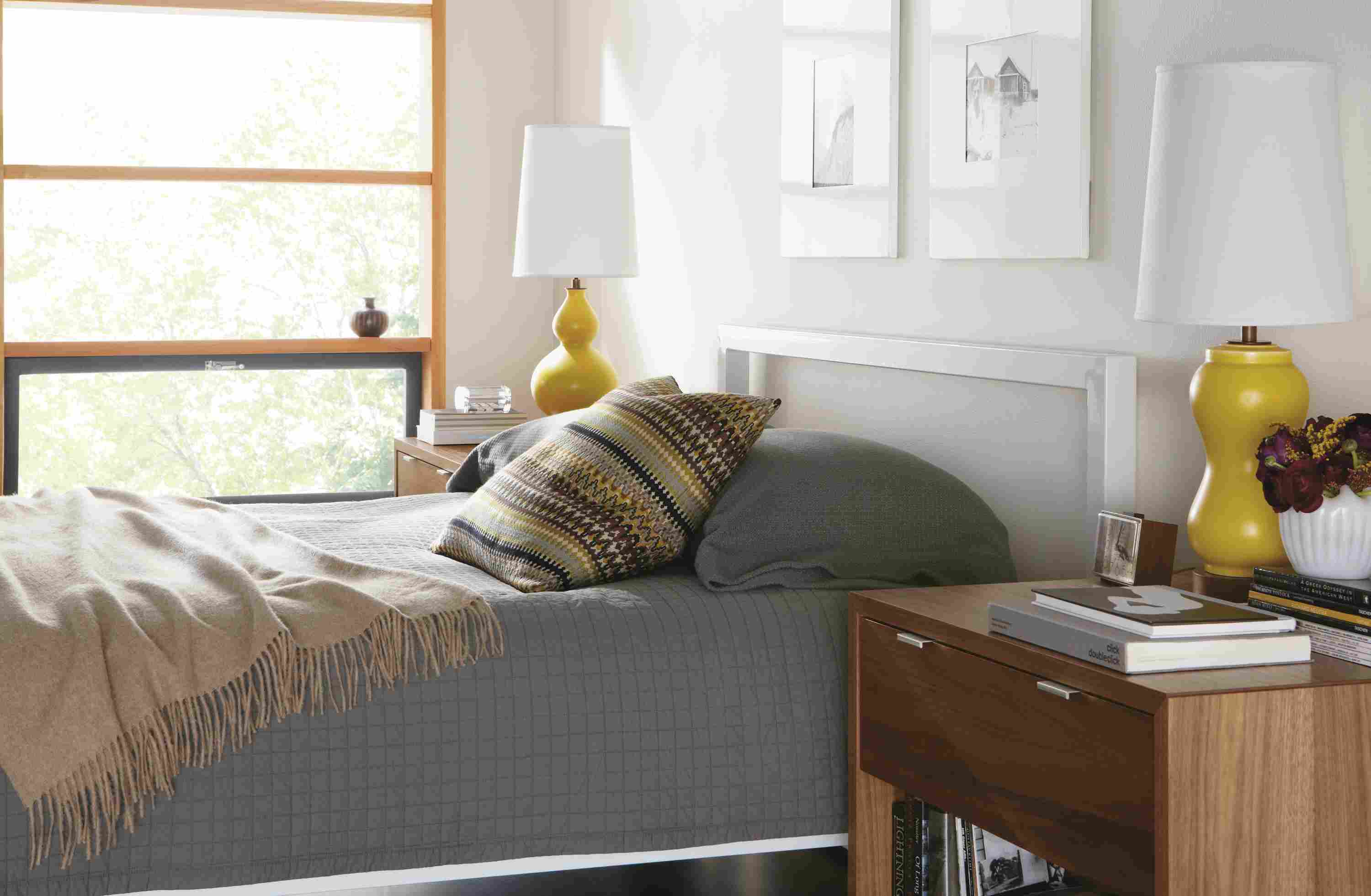 Bedroom with Piper bed in white.