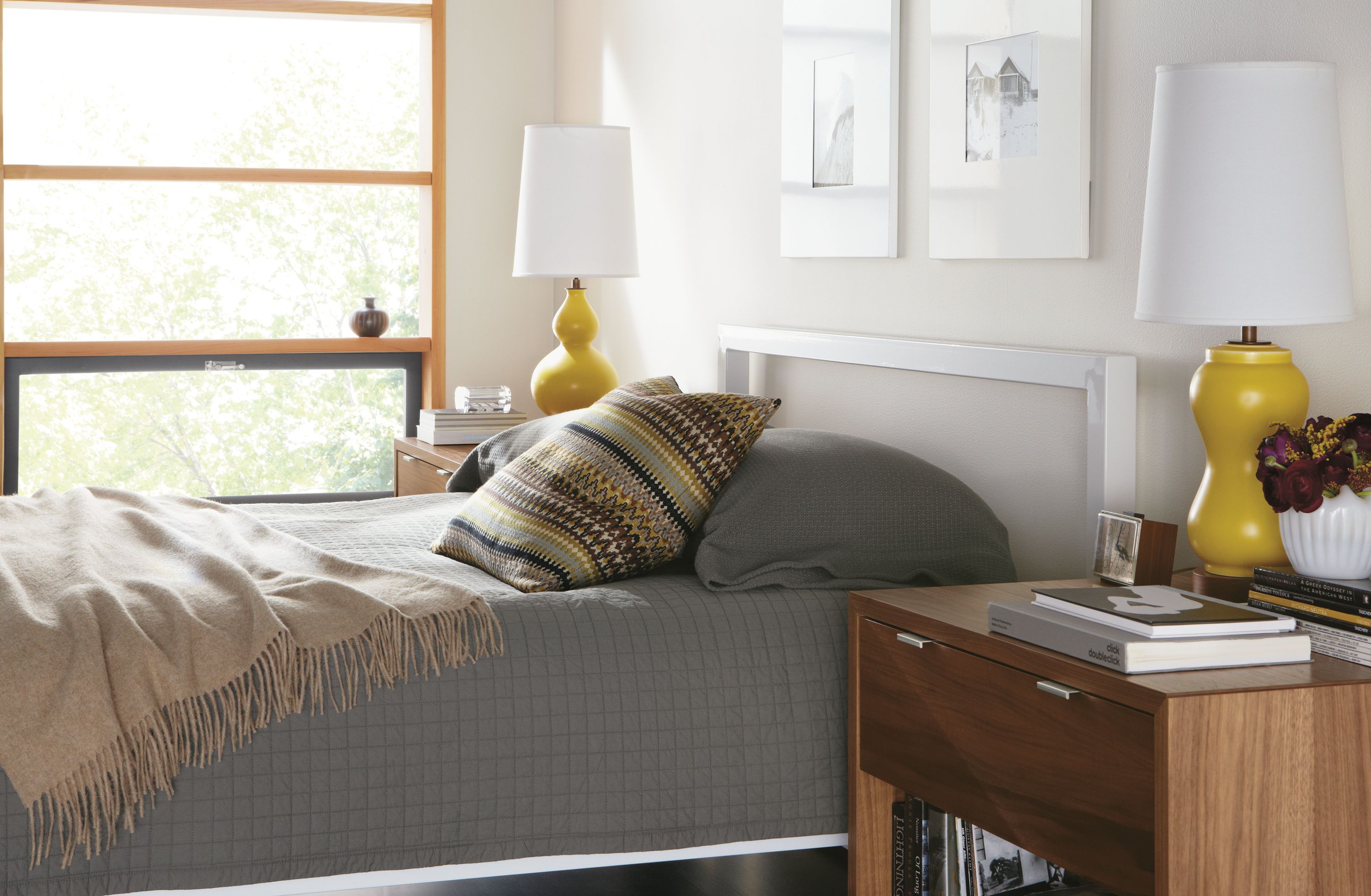 Bedroom with Piper bed in white.