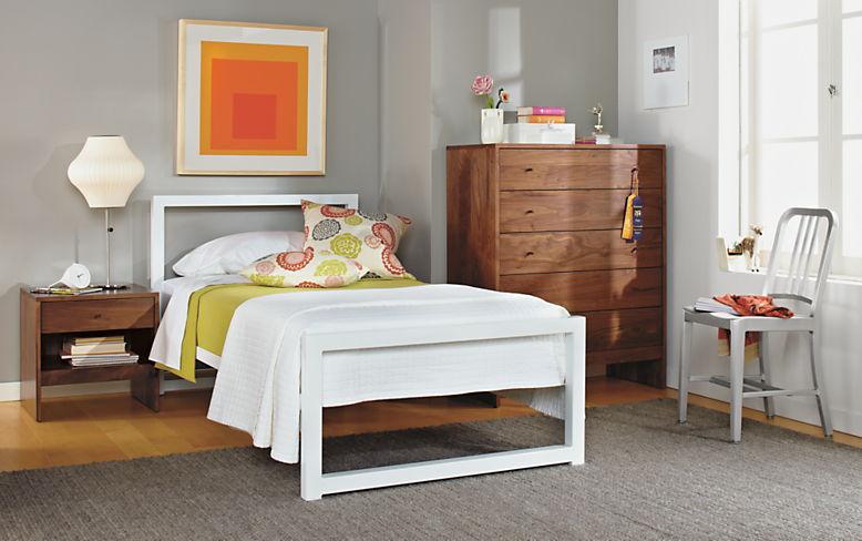 Bedroom with Piper twin bed in white.