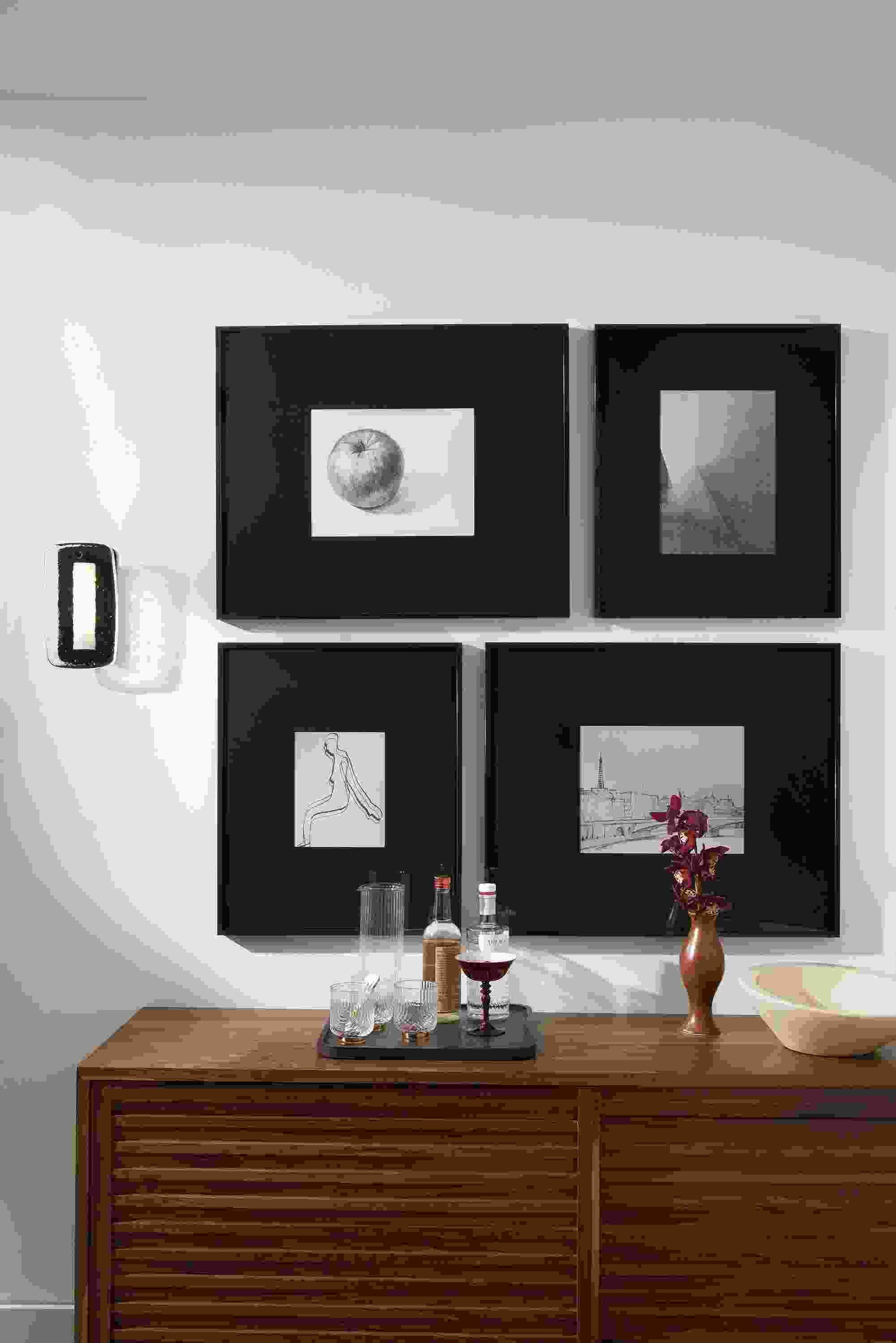 Profile frames in glass black in multiple sizes.