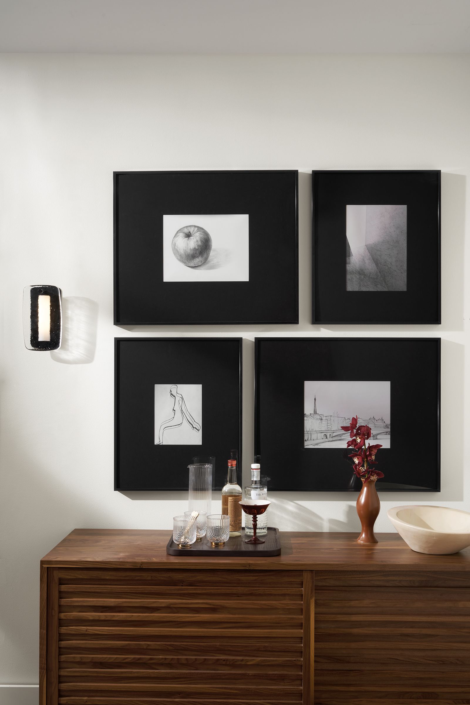 Profile frames in glass black in multiple sizes.
