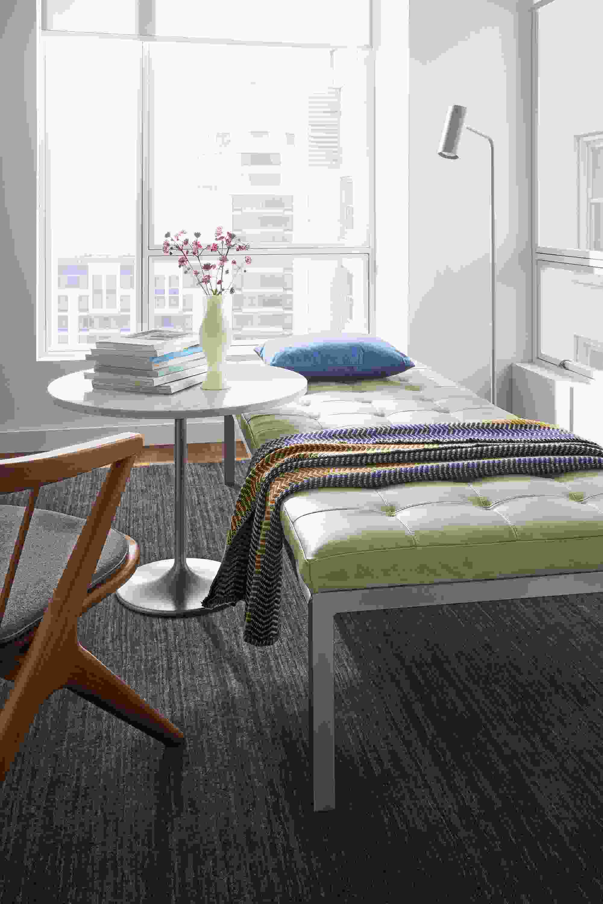 Living area with Ravella daybed in Laino Bone leather, Aria table and chronicle floor lamp in taupe.