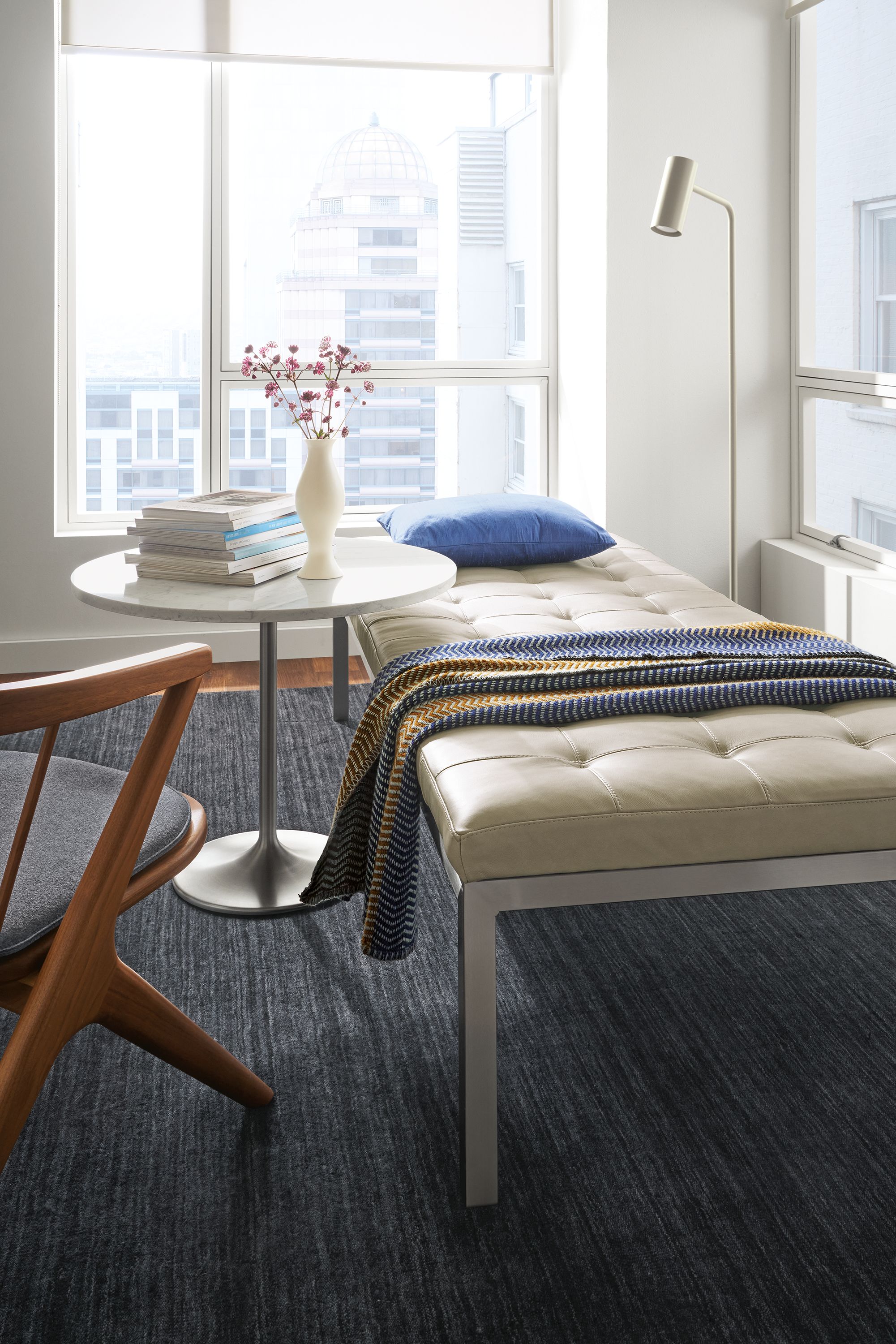 Living area with Ravella daybed in Laino Bone leather, Aria table and chronicle floor lamp in taupe.