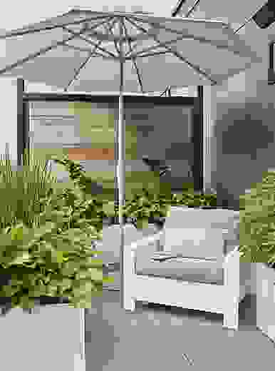 Outdoor setting with Rayo 36-wide lounge chair in Mist fabric and an Oahu 9-foot umbrella.