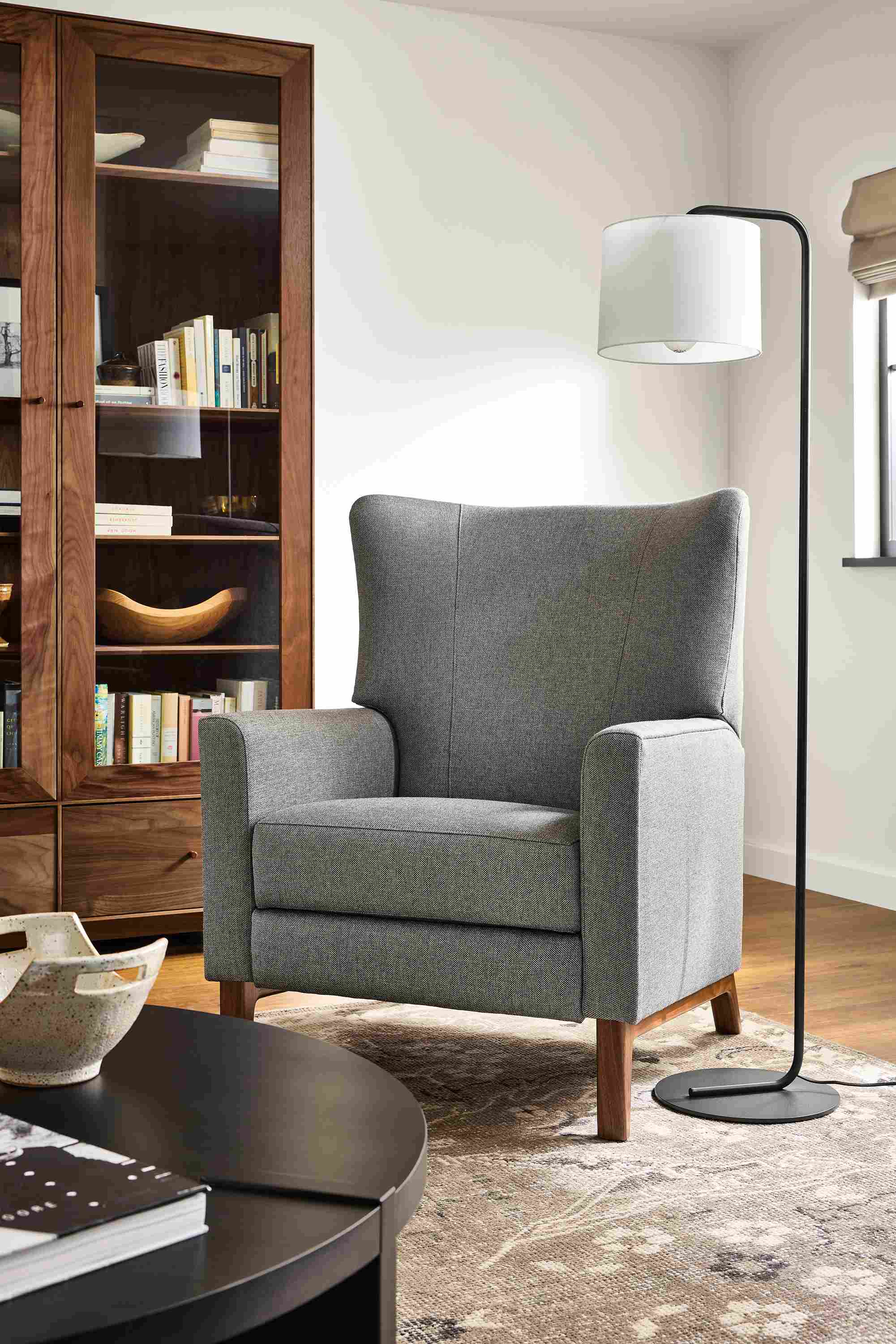 Living room with roth recliner in sumner graphite, hanover coffee table in charcoal and ophelia rug in pewter.