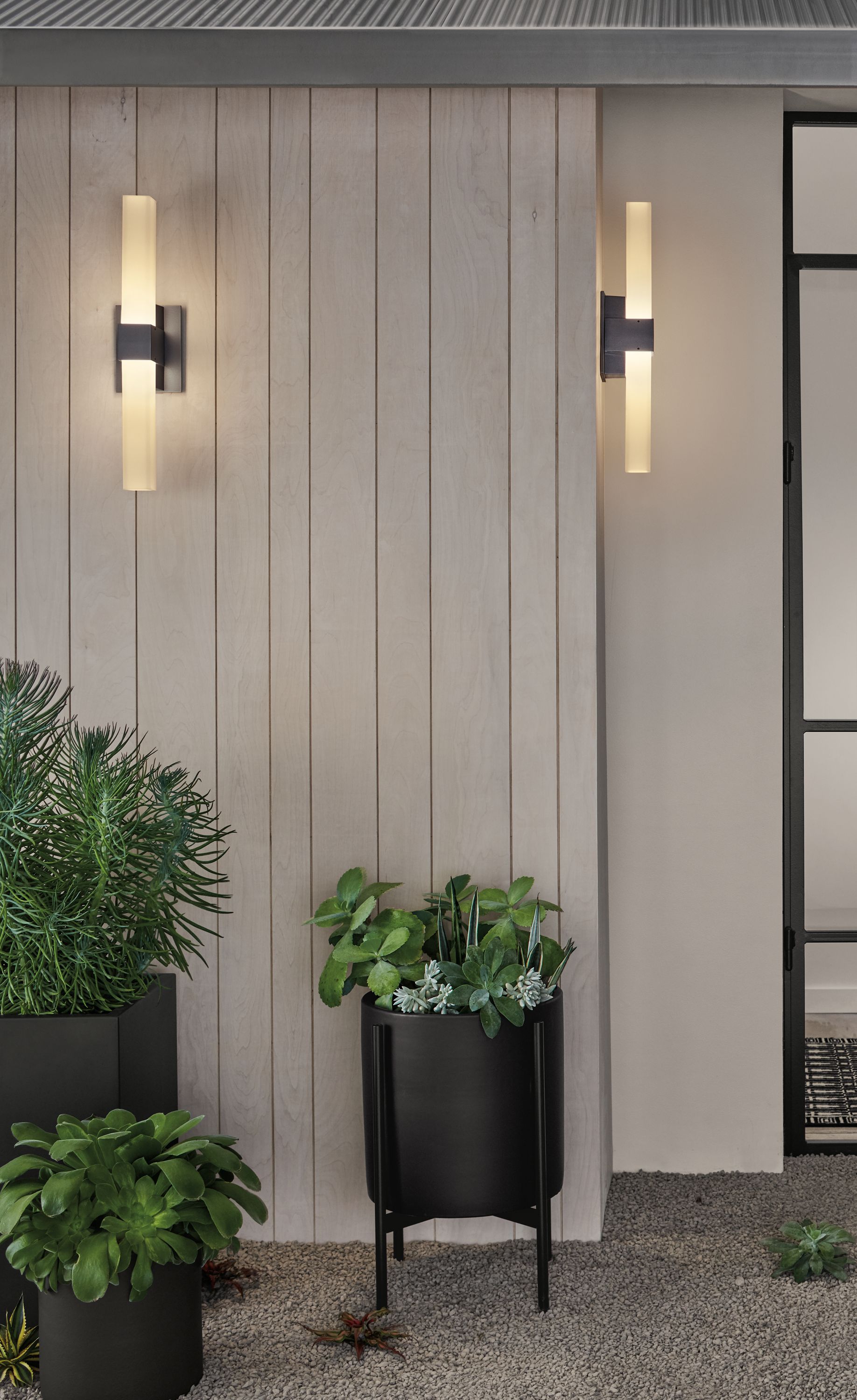 Case Study 17 diam 22h planter in charcoal with metal stand