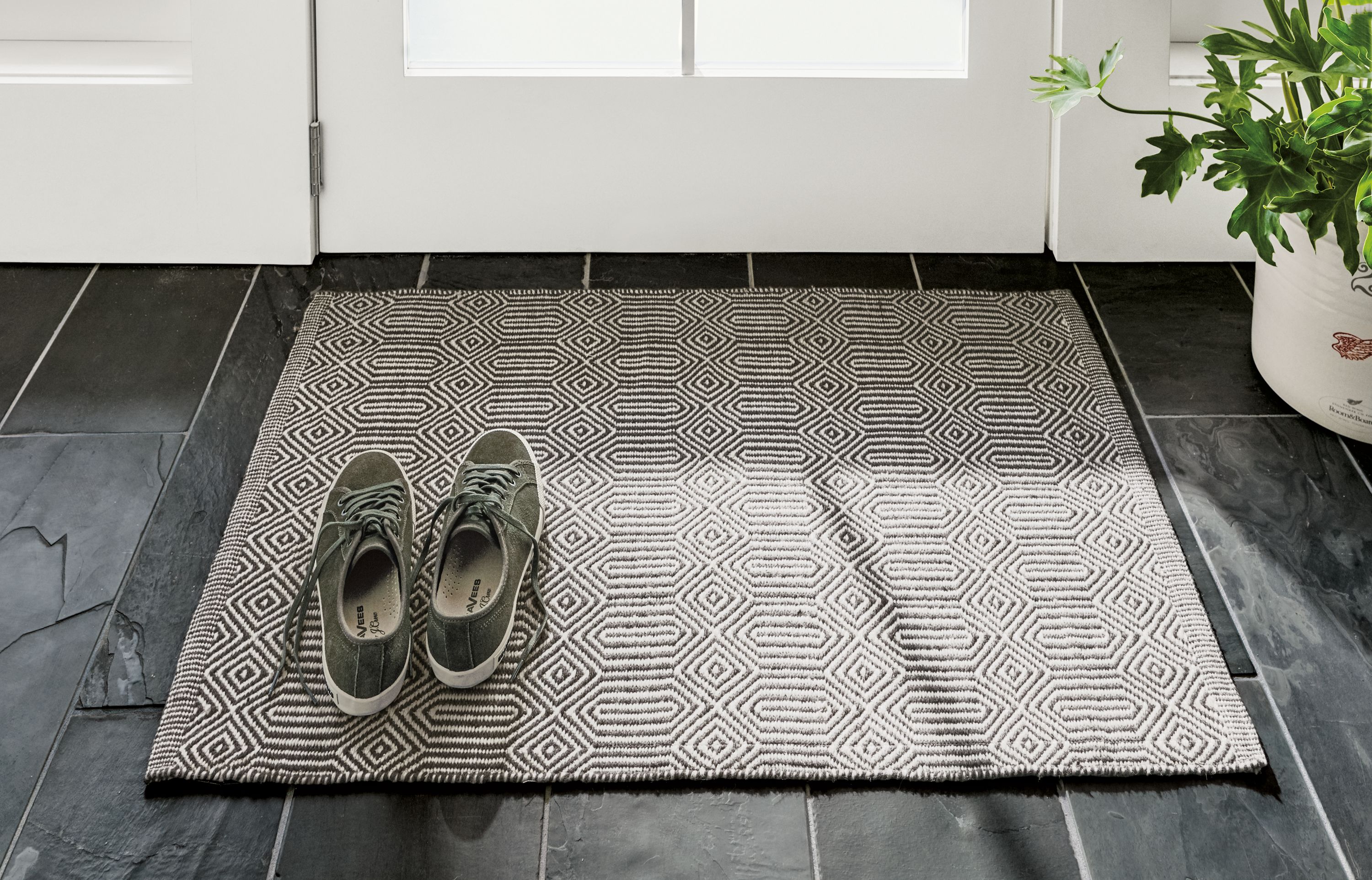 Detail of Sequence rug in ivory/grey in an entryway.
